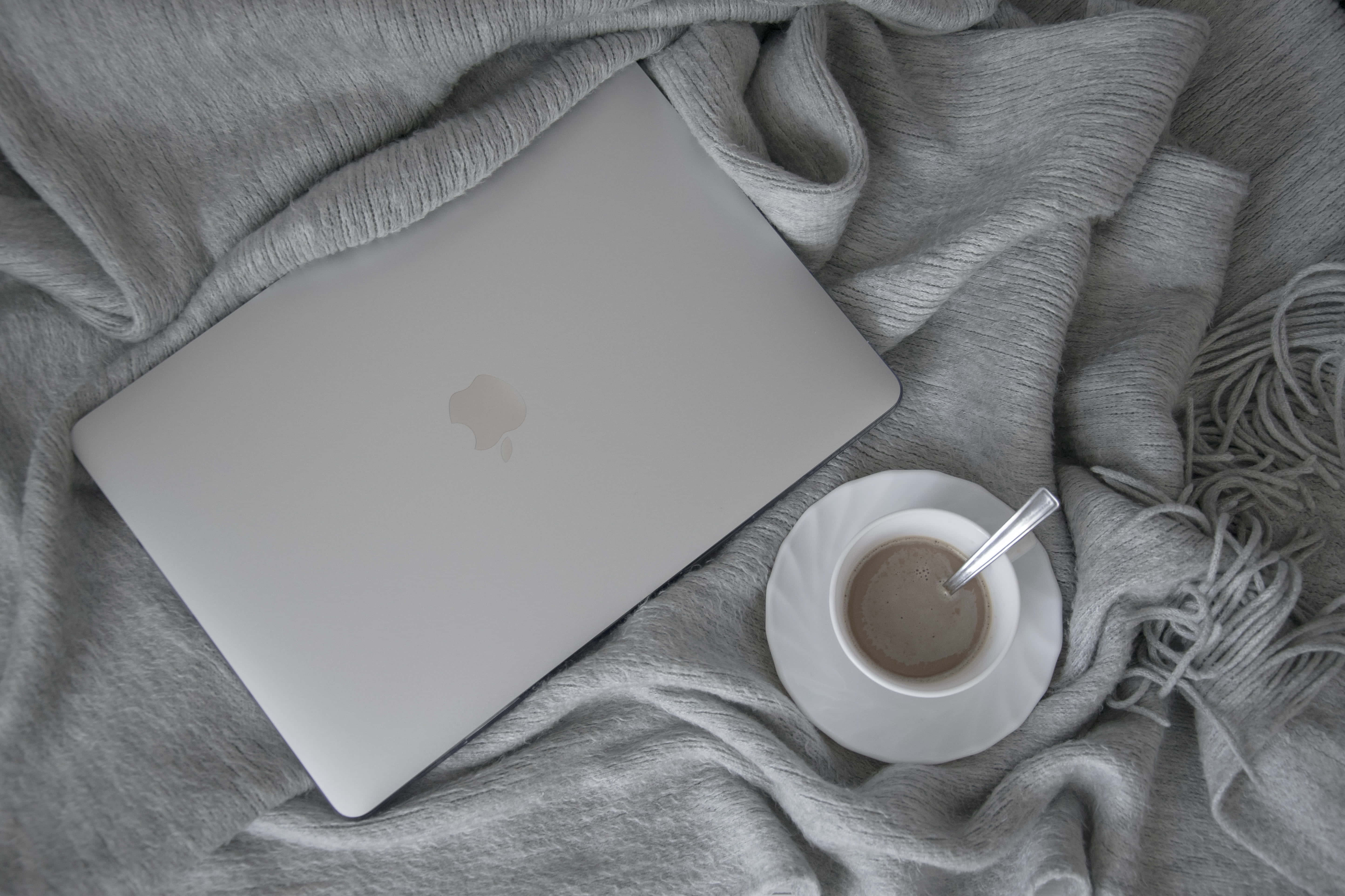 Наслаждайтесь красивым видом эстетичного Macbook Обои