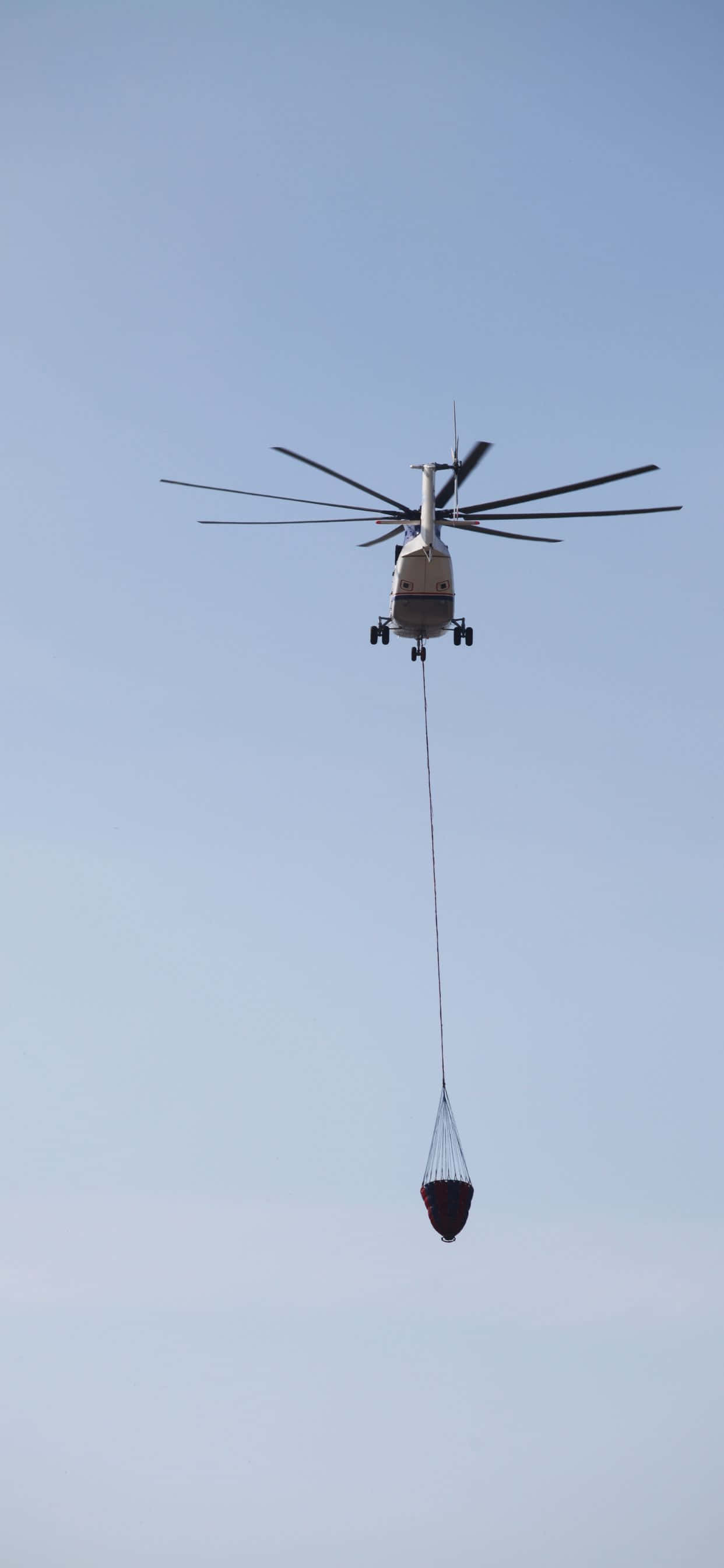 Наслаждайтесь полетом всей жизни в небе с iPhone Xs Max Helicopters Обои