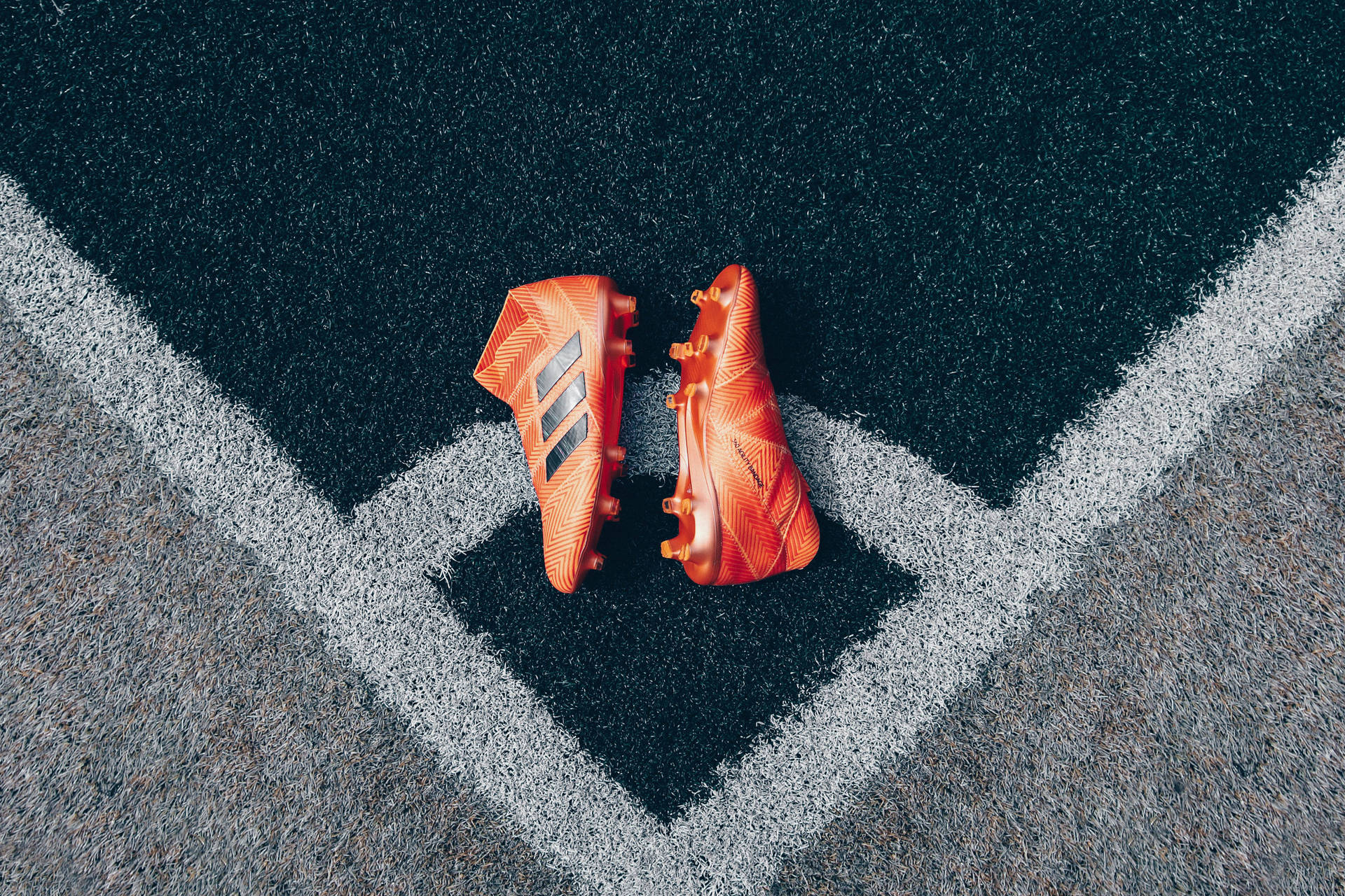 Обои с футбольными бутсами Adidas на угловой дуге.