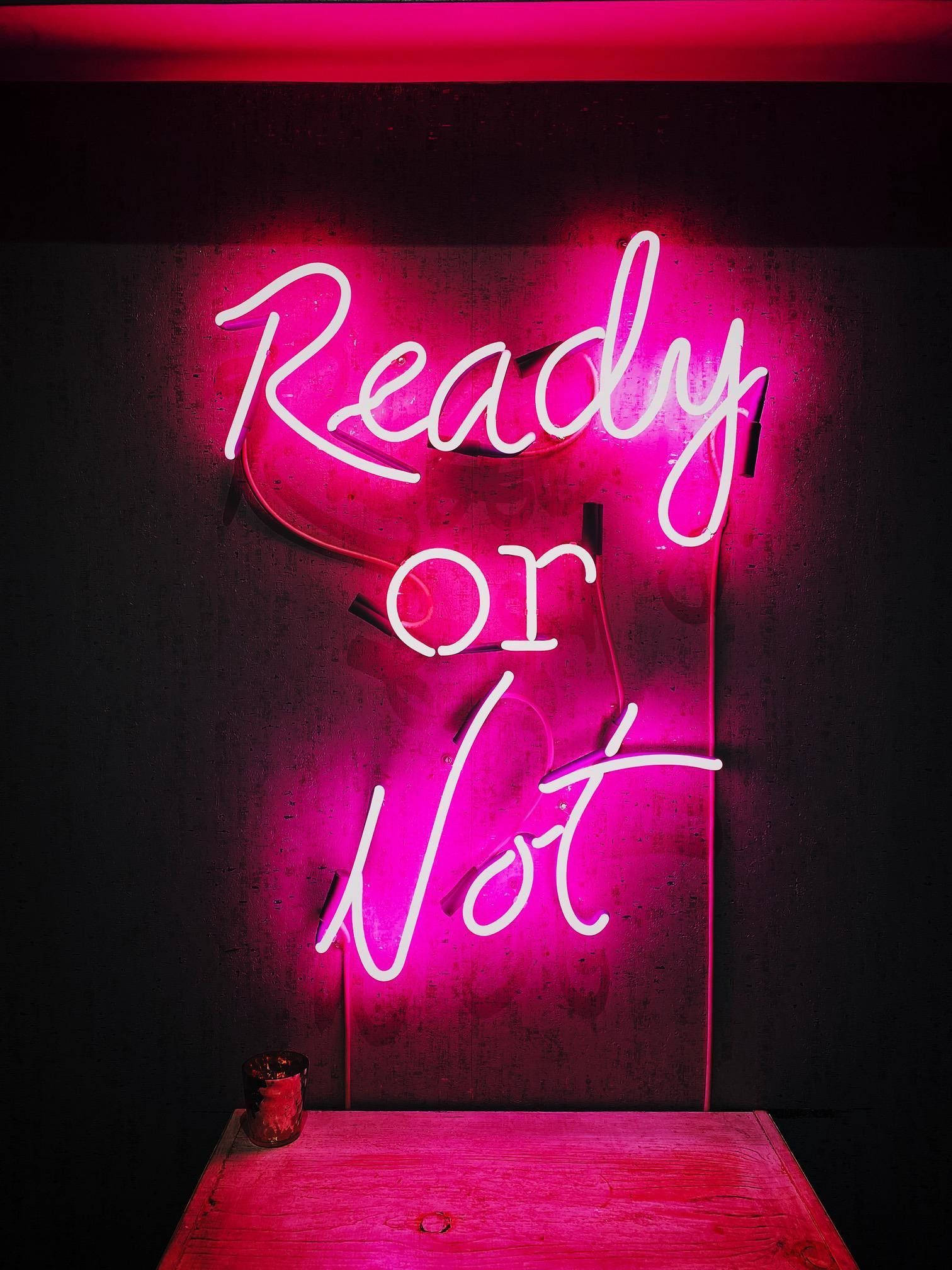 Неоновая розовая вывеска Ready Or Not Обои