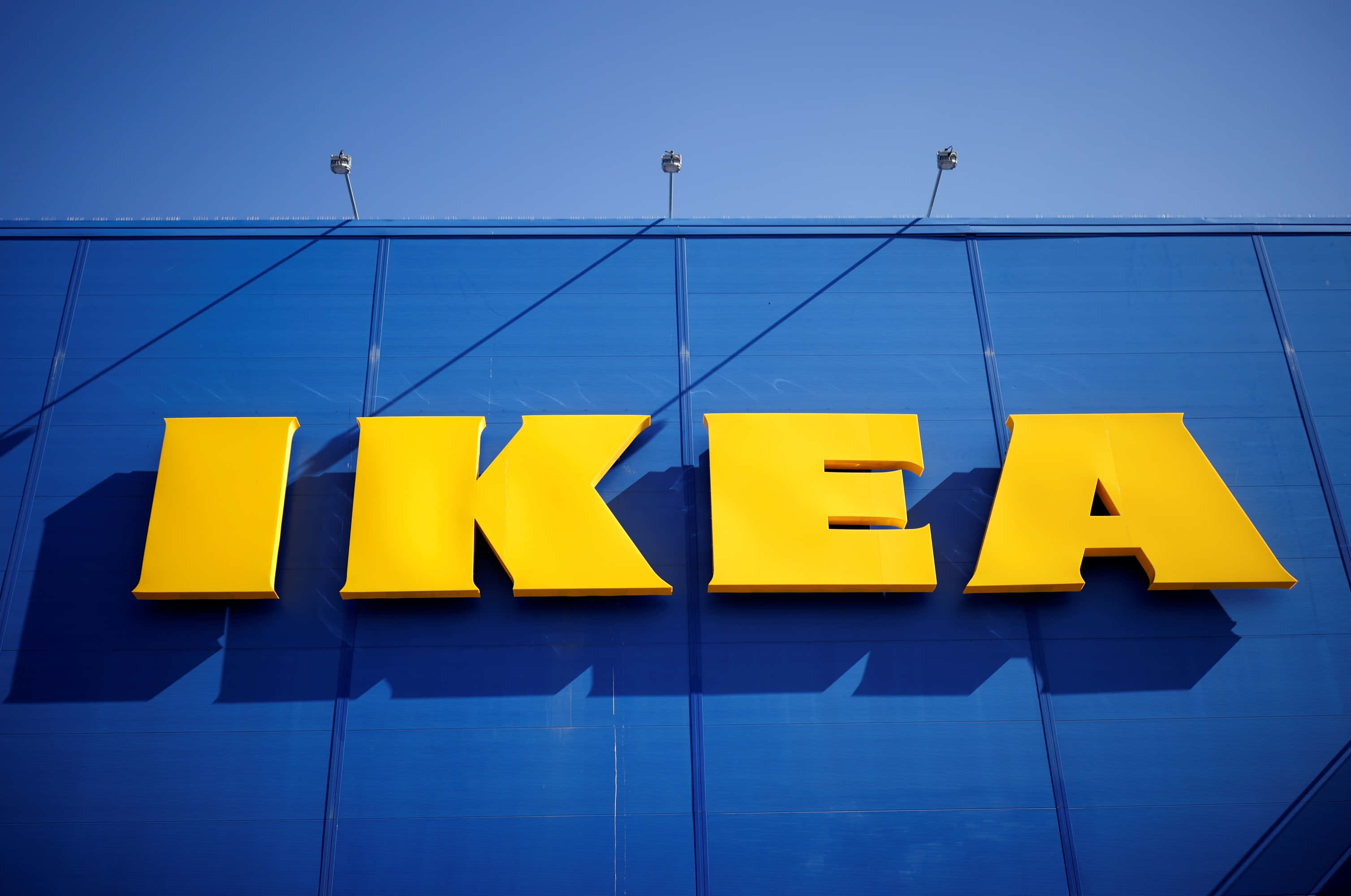 новый логотип IKEA на синем здании Обои