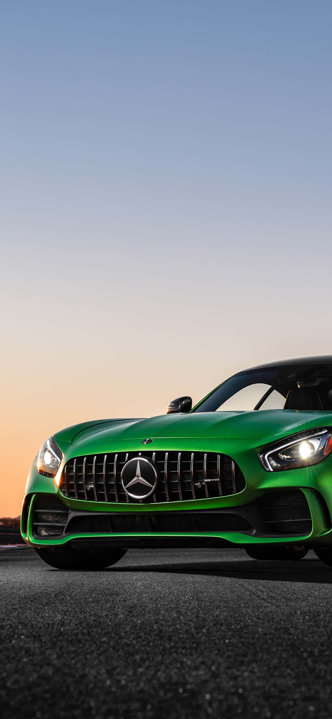 Фон для iPhone X с AMG GT-R: зеленый AMG GT R Обои