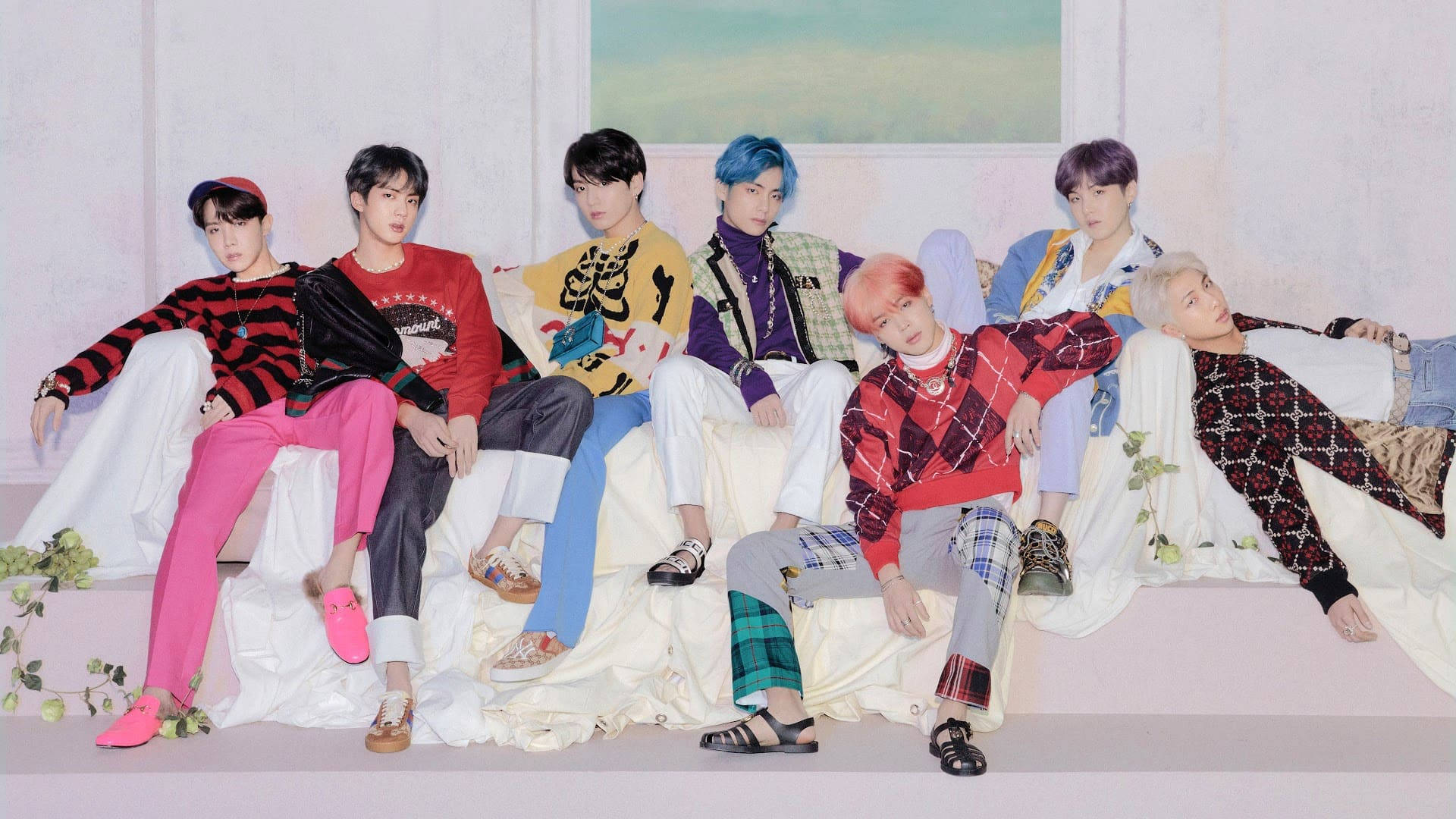 Обои на рабочий стол BTS на белом диване Обои