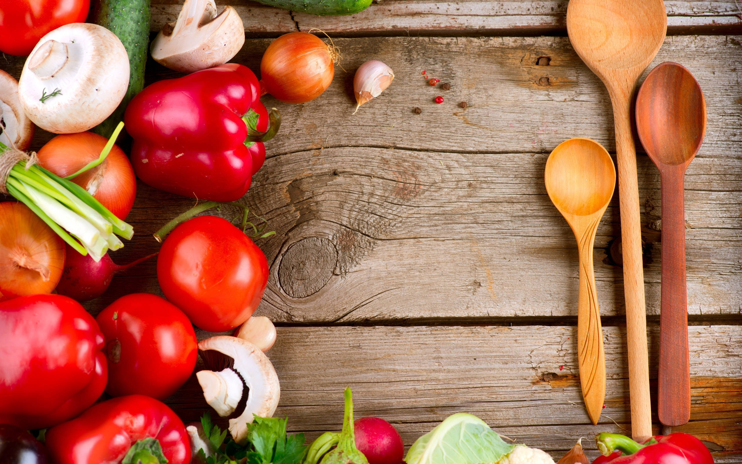 Овощи и деревянные ложки Обои