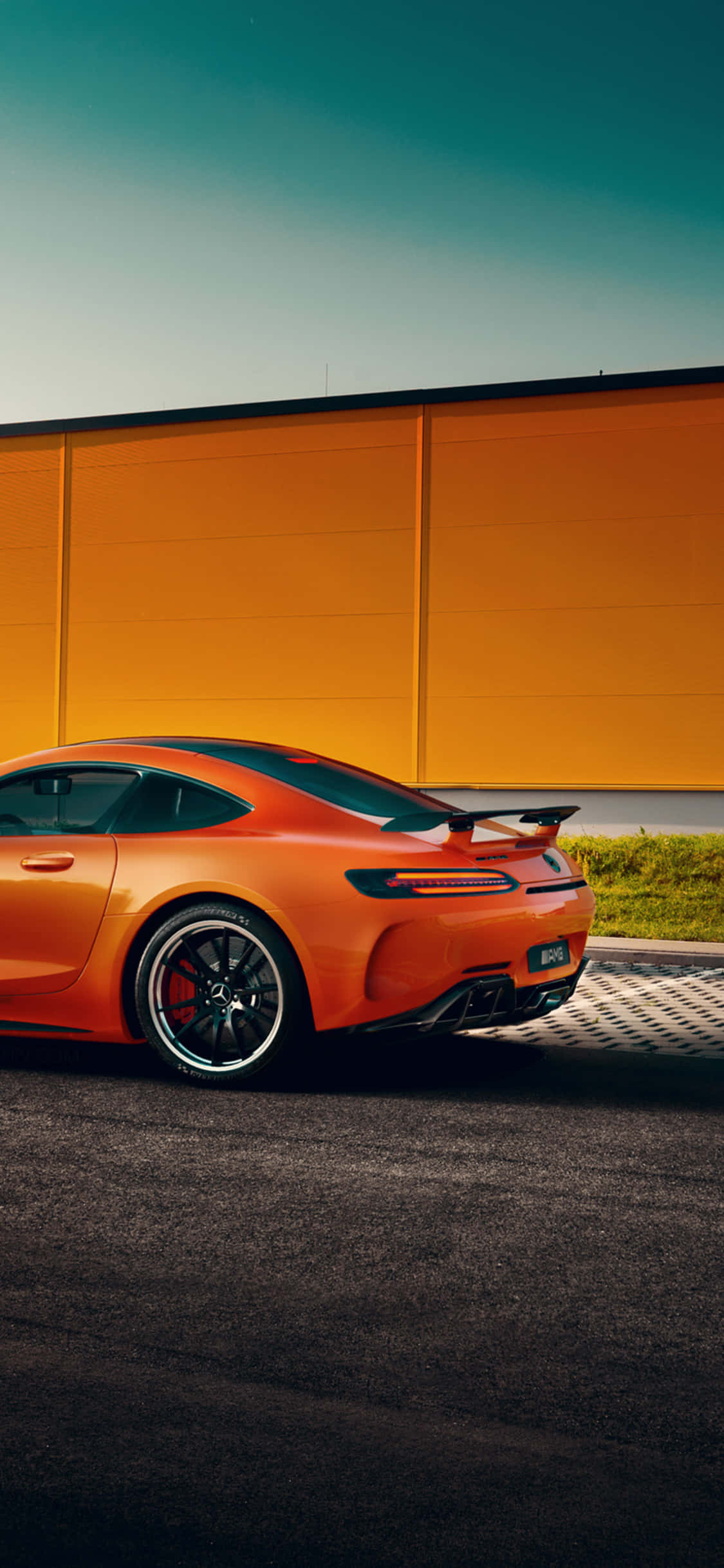 Оранжевый фон iPhone Xs Mercedes Amg Обои