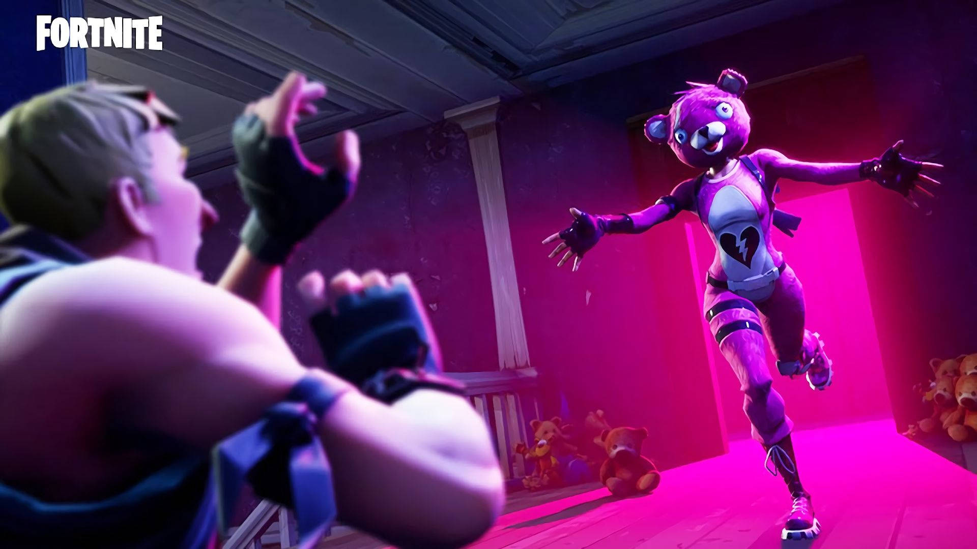 Розовый персонаж-медведь бежит к мужскому персонажу. HD обои Fortnite.