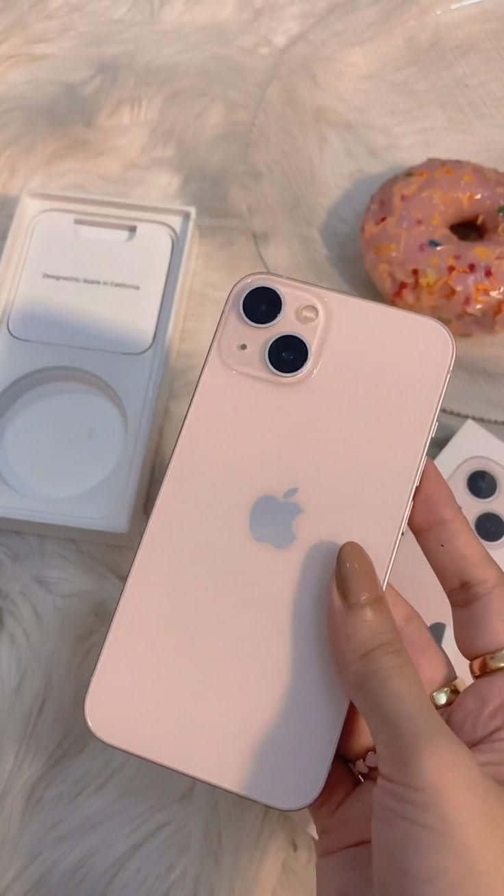 "Оцените новейшие технологии с культовым iPhone 12" Обои