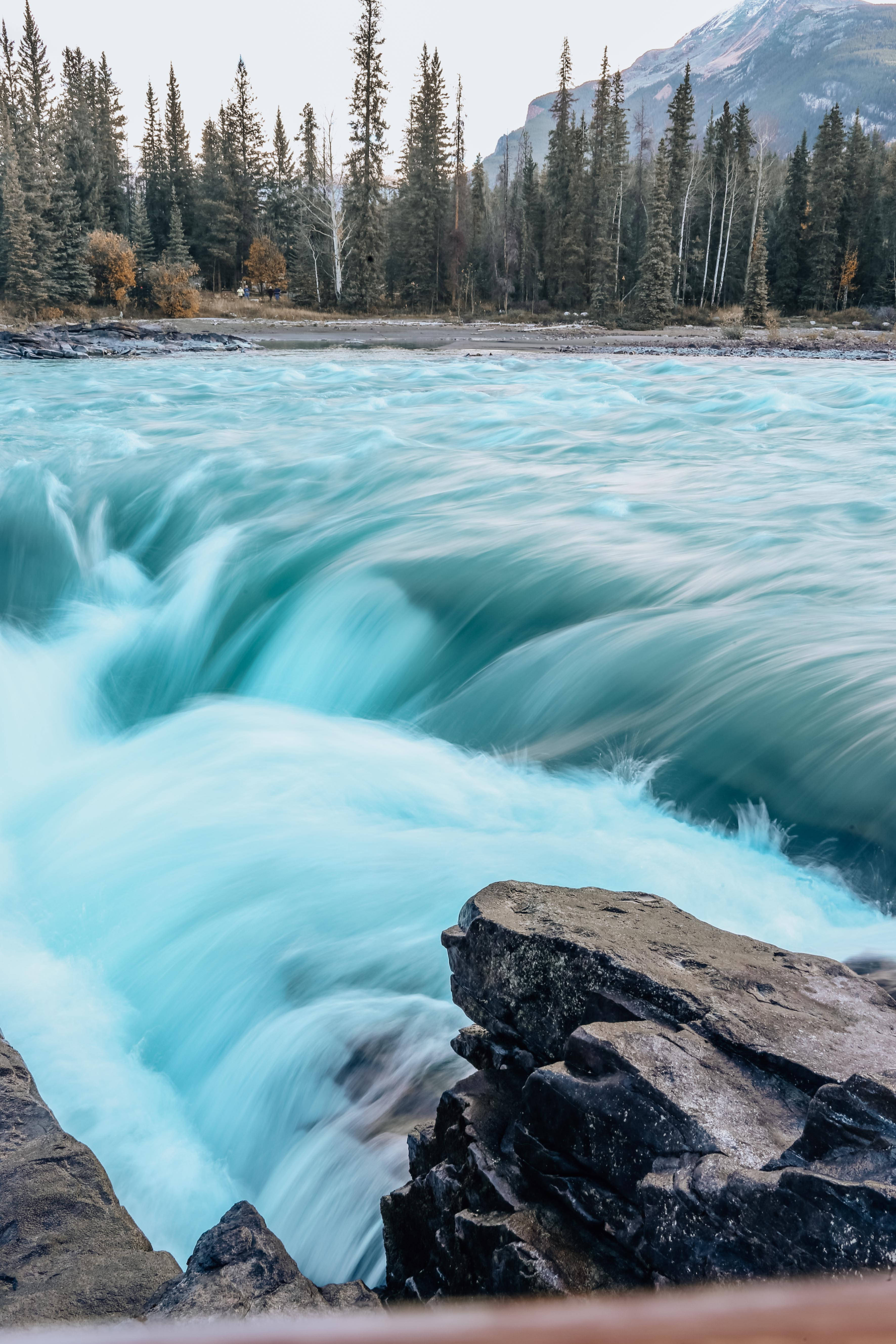 Падающая вода водопада Атабаска Обои