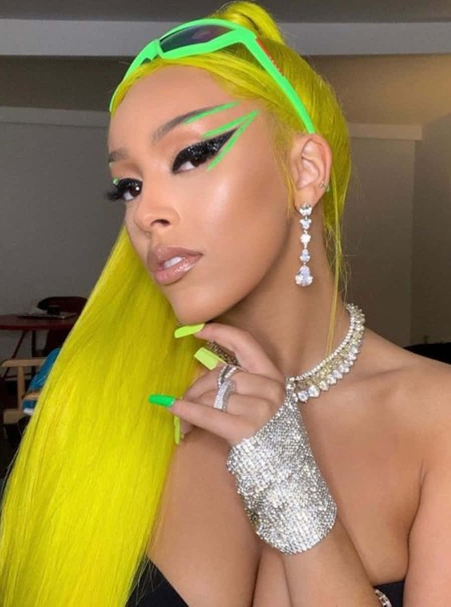 Певица Doja Cat выступает на сцене Обои