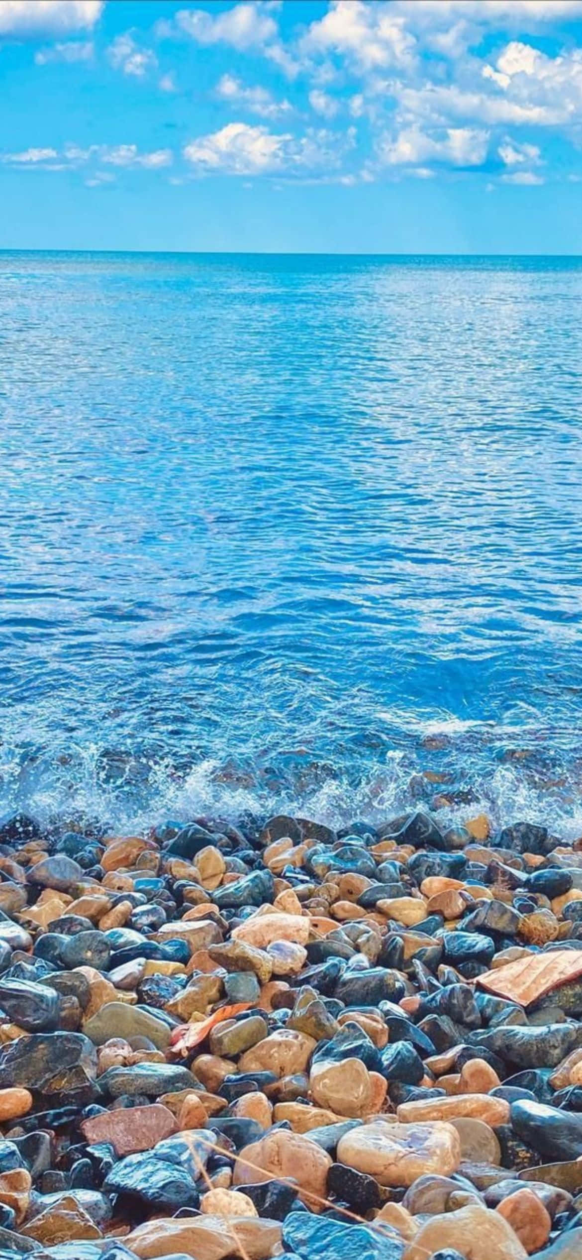 пляж с камнями и водой Обои
