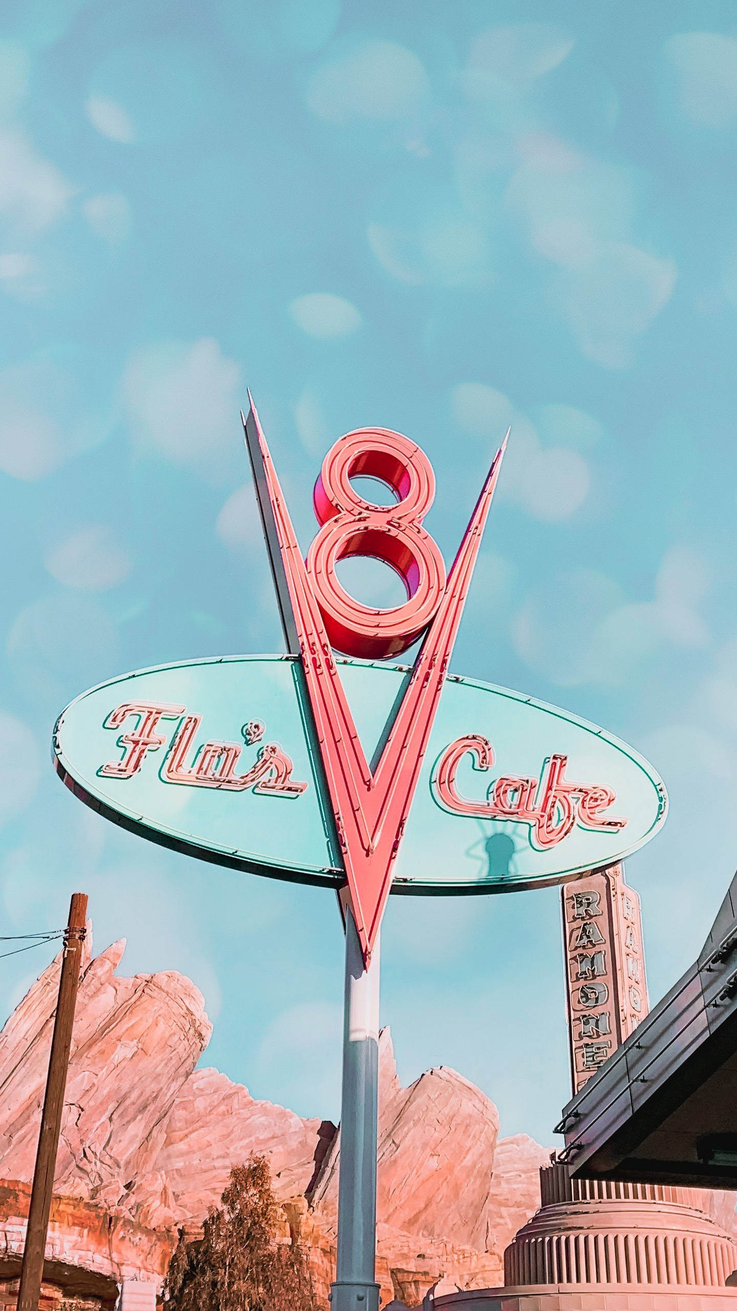Подсвеченная вывеска кафе Flo's V8 в Диснейленде Обои