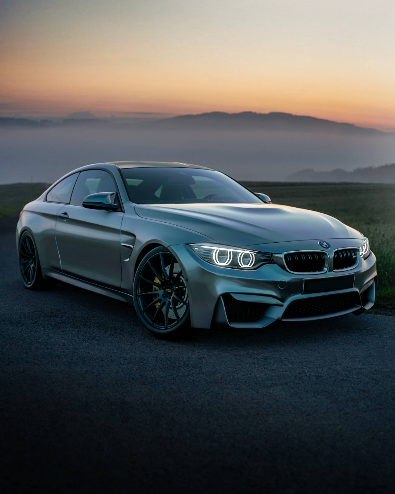 Обои с серым BMW F83 M4 на горе на рассвете