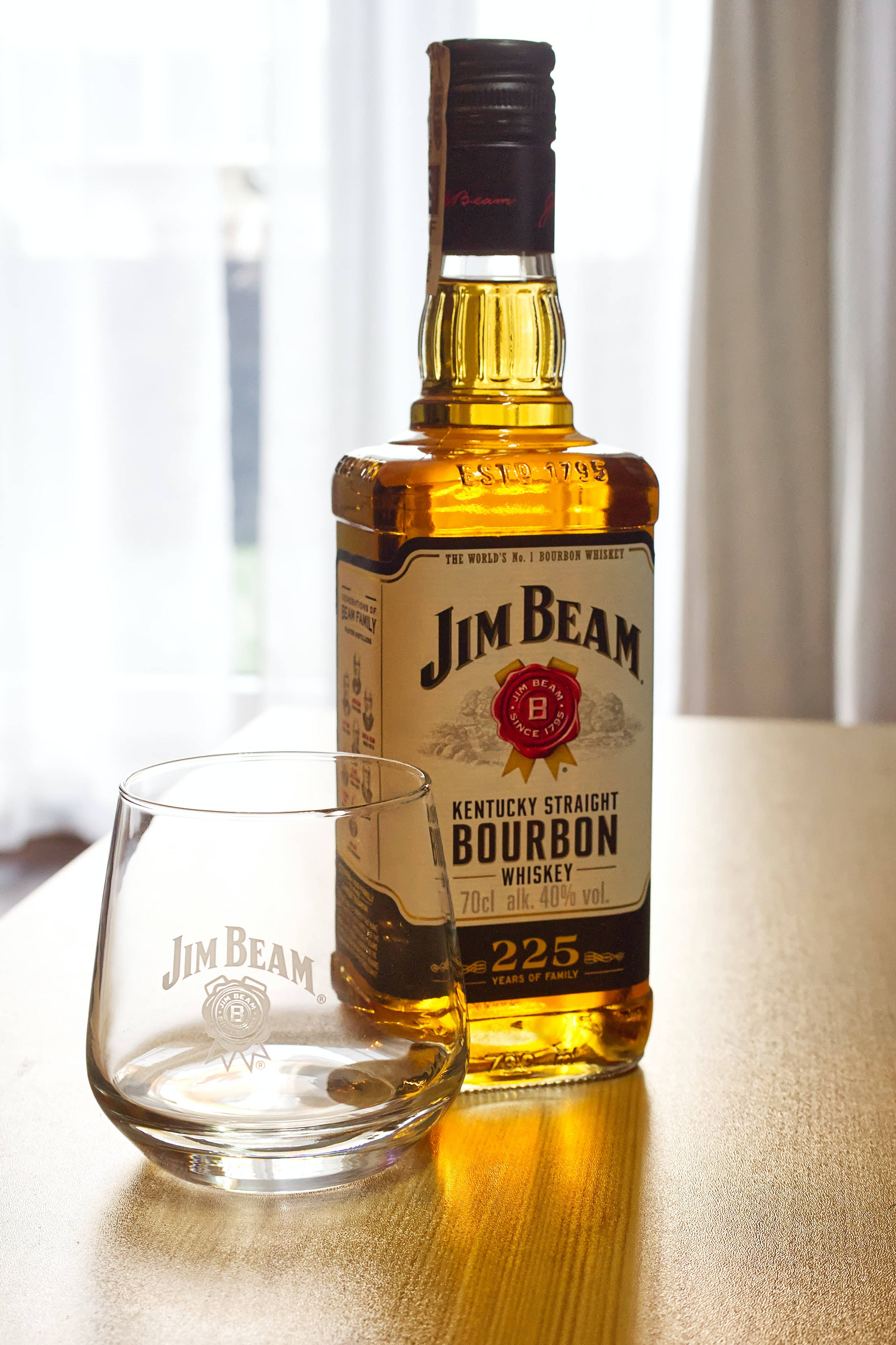 Прекрасная бутылка бурбона Jim Beam Обои