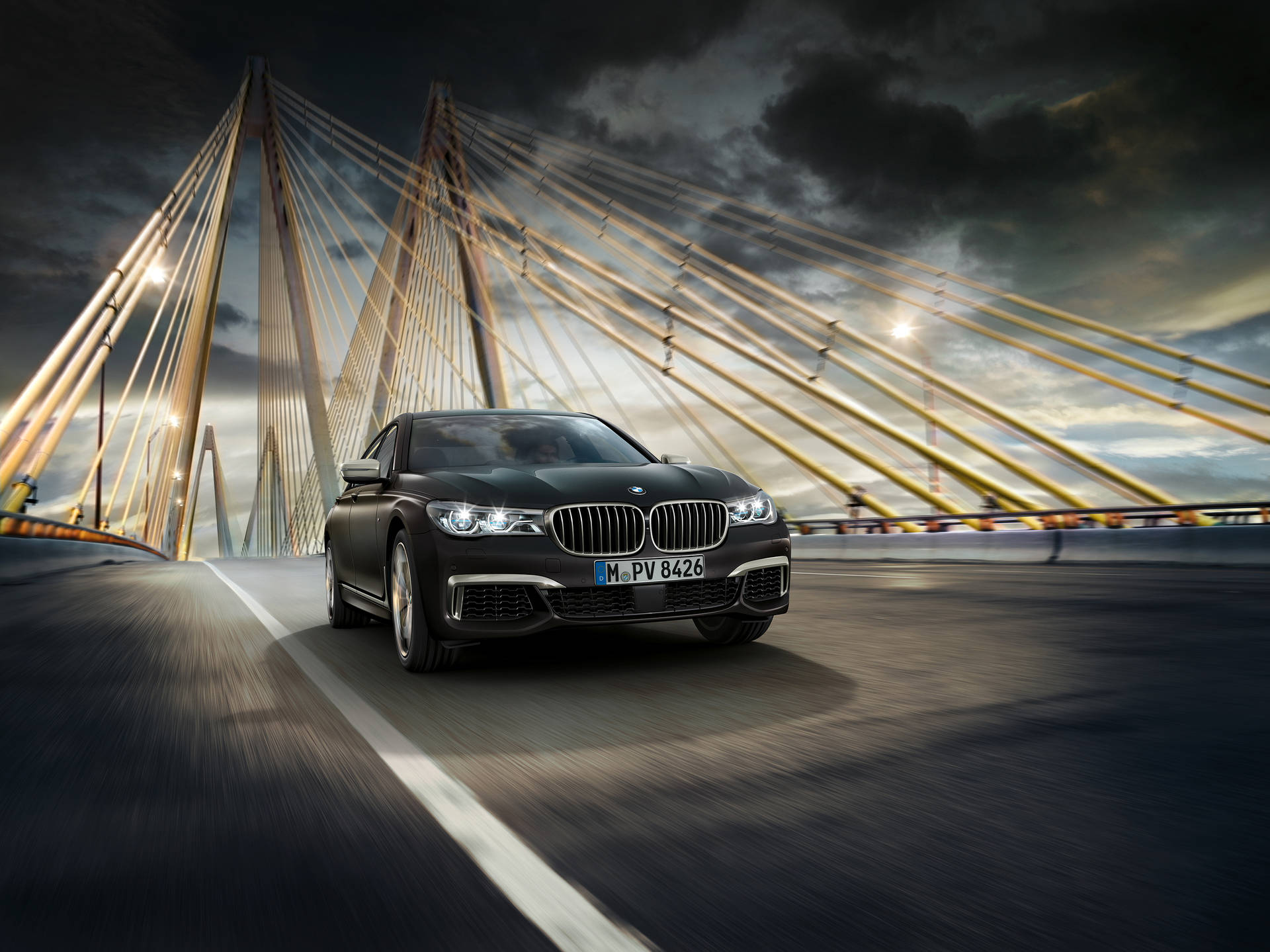 Черный BMW M760Li xDrive на подвесном мосту обои