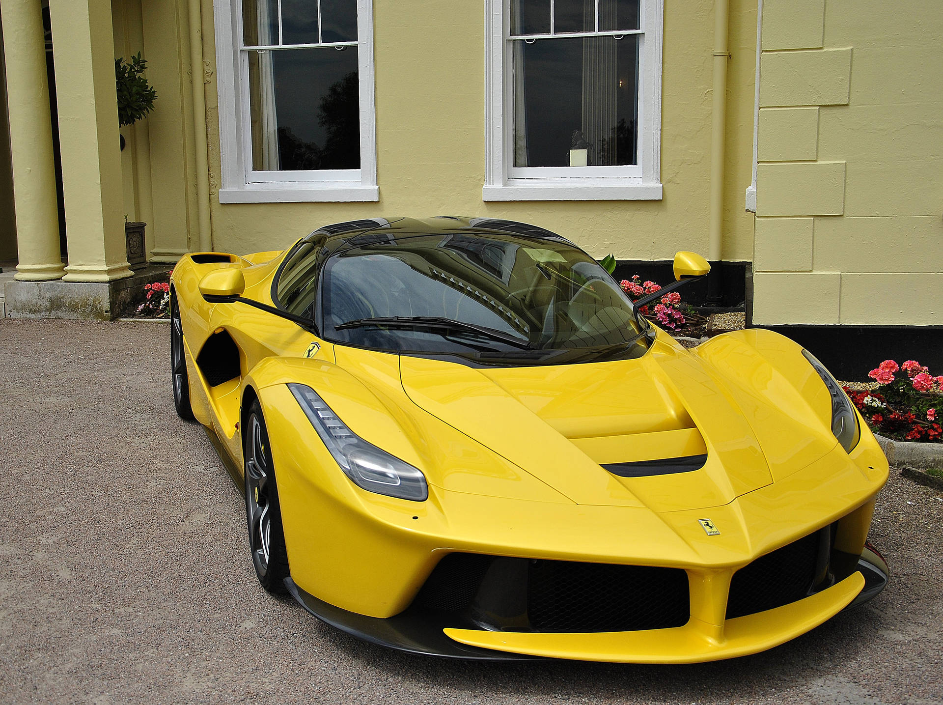 Обои с припаркованной желтой моделью суперкара LaFerrari.