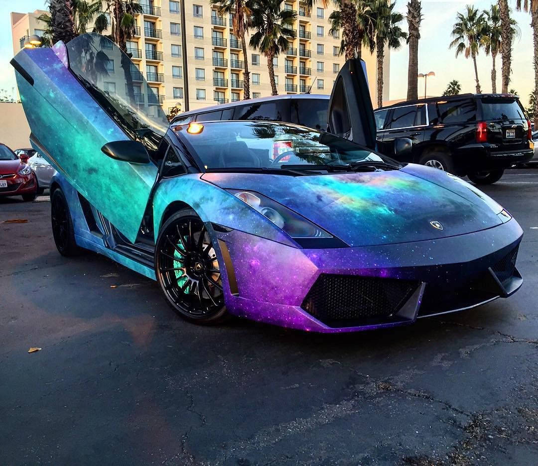 Припаркованный Lamborghini в стиле галактика Обои