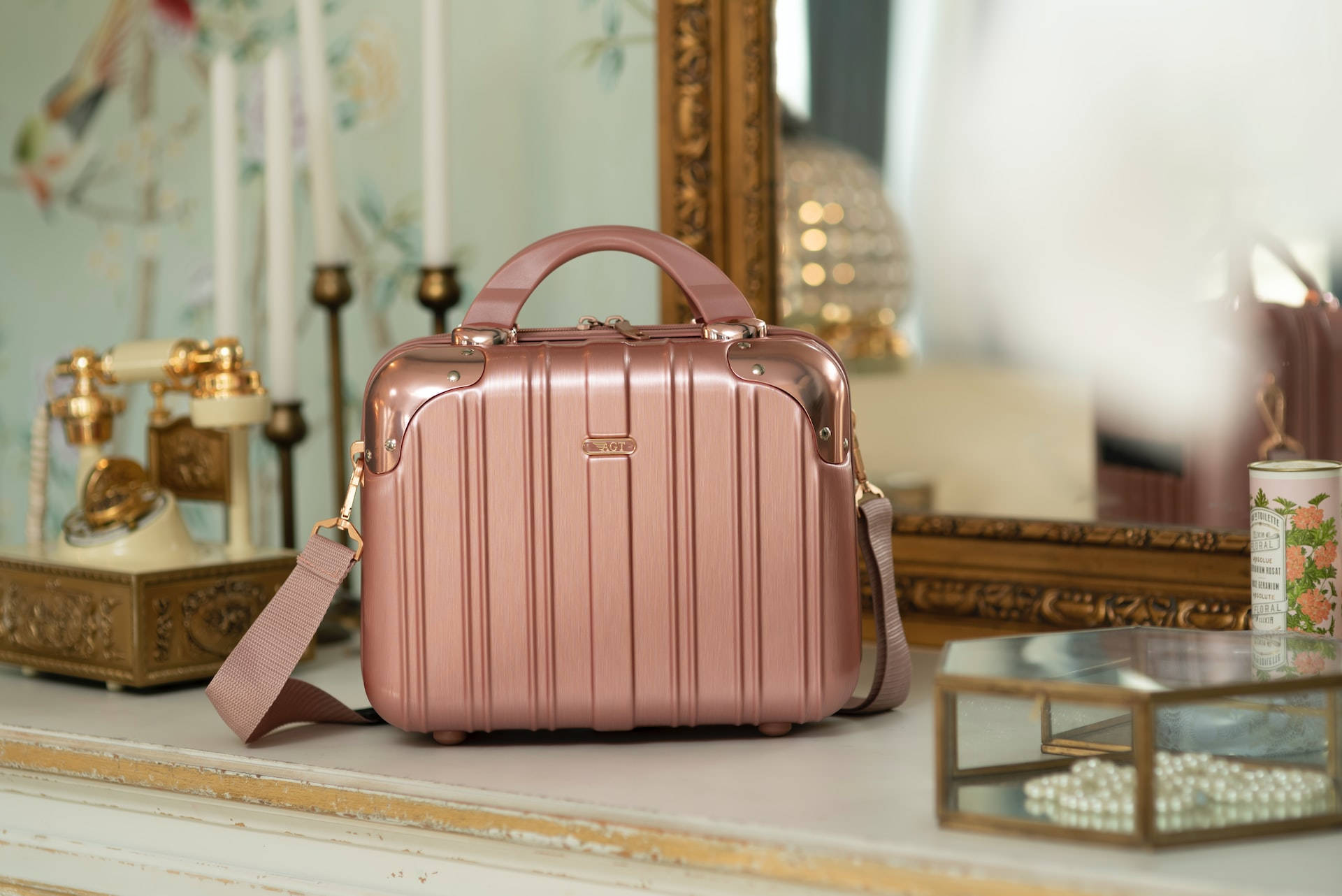 Розово-золотистый эстетичный косметический кейс Обои