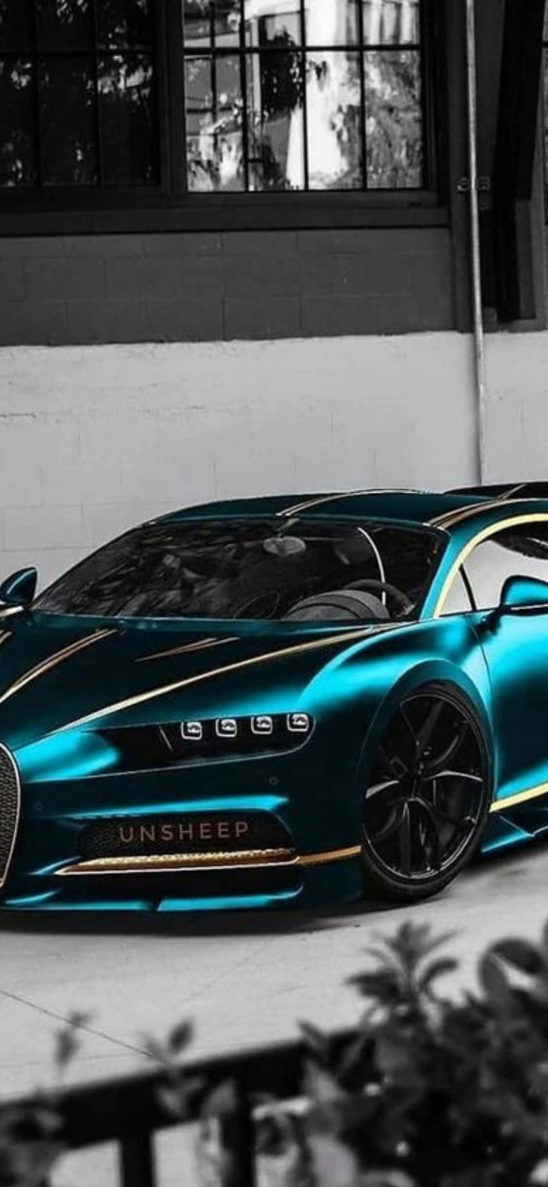 Роскошный Bugatti в паре с современным iPhone Xs Обои