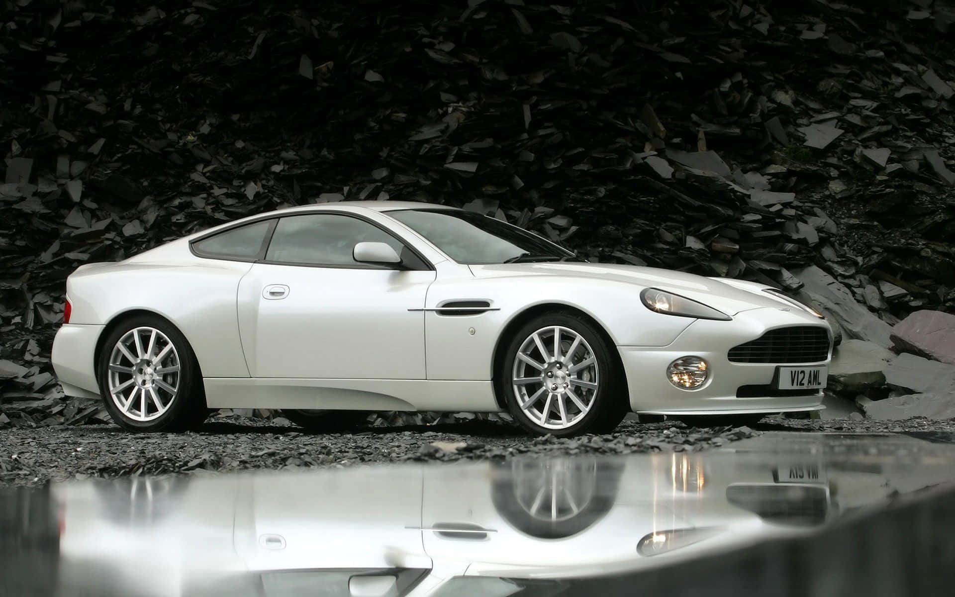 Роскошный и мощный Aston Martin Vanquish Обои