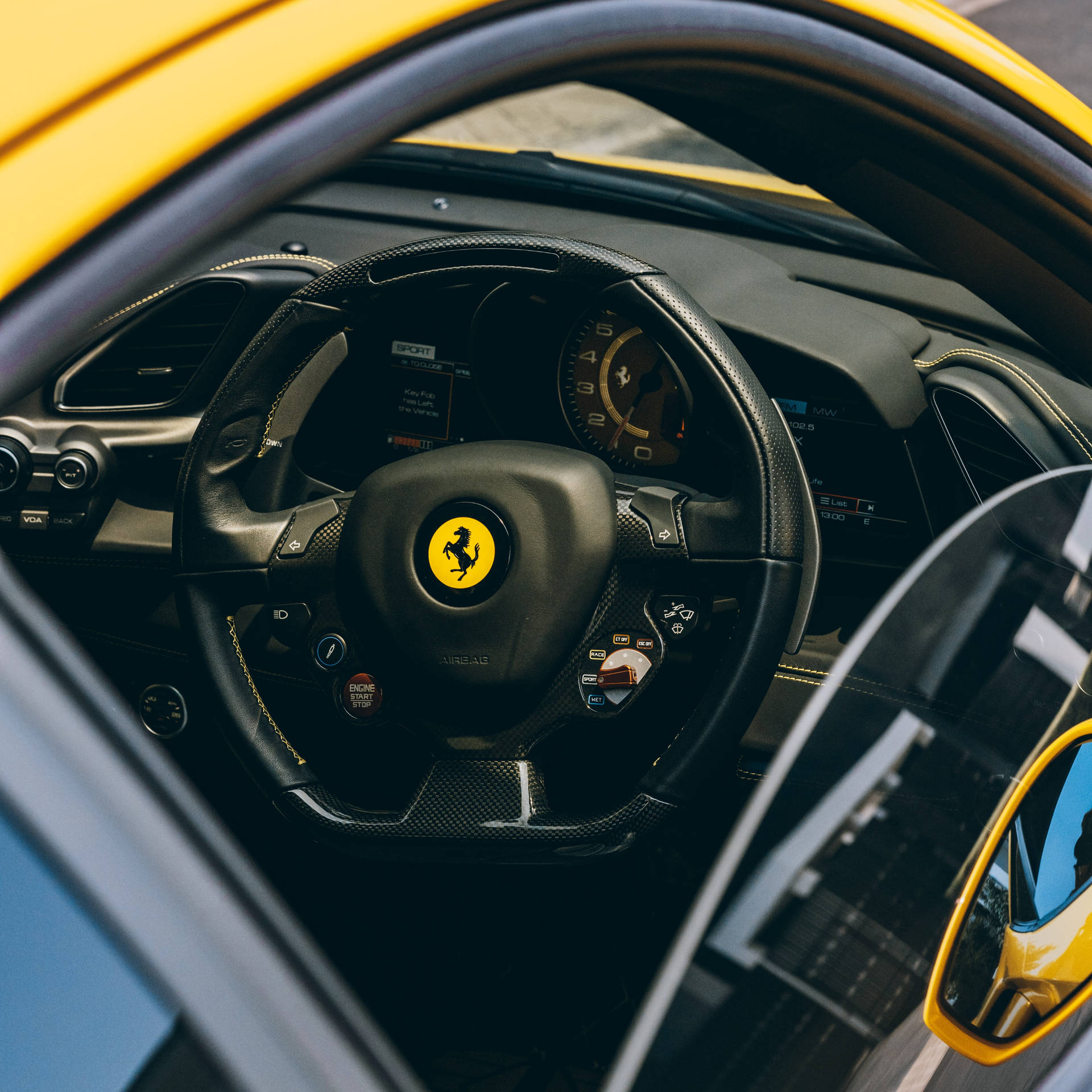 Обои на рабочий стол с рулем, спидометром и логотипом Ferrari.