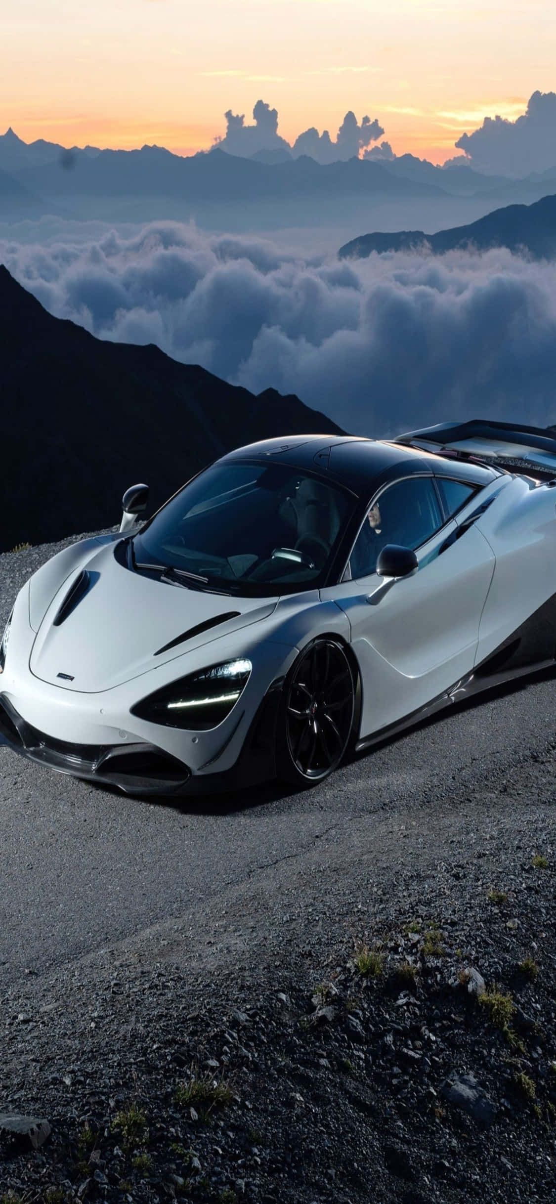Самое быстрое сочетание технологий — iPhone Xs и McLaren 720s Обои