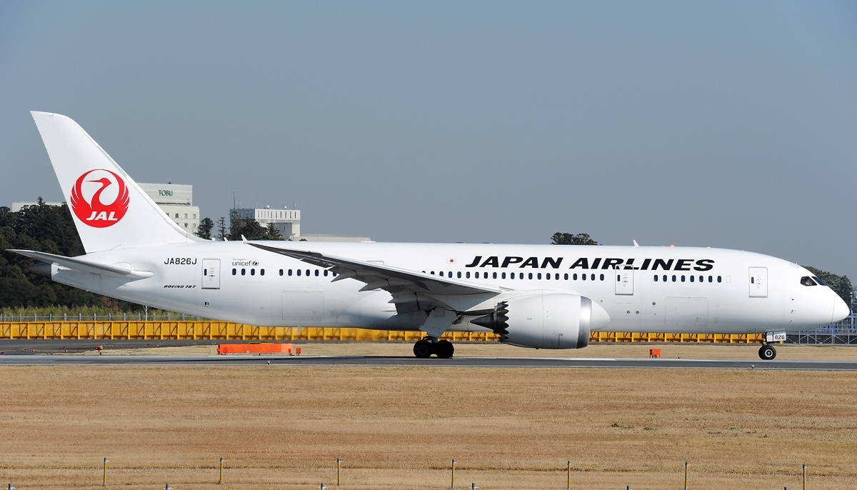 Самолет Japan Airlines на взлетной полосе Обои