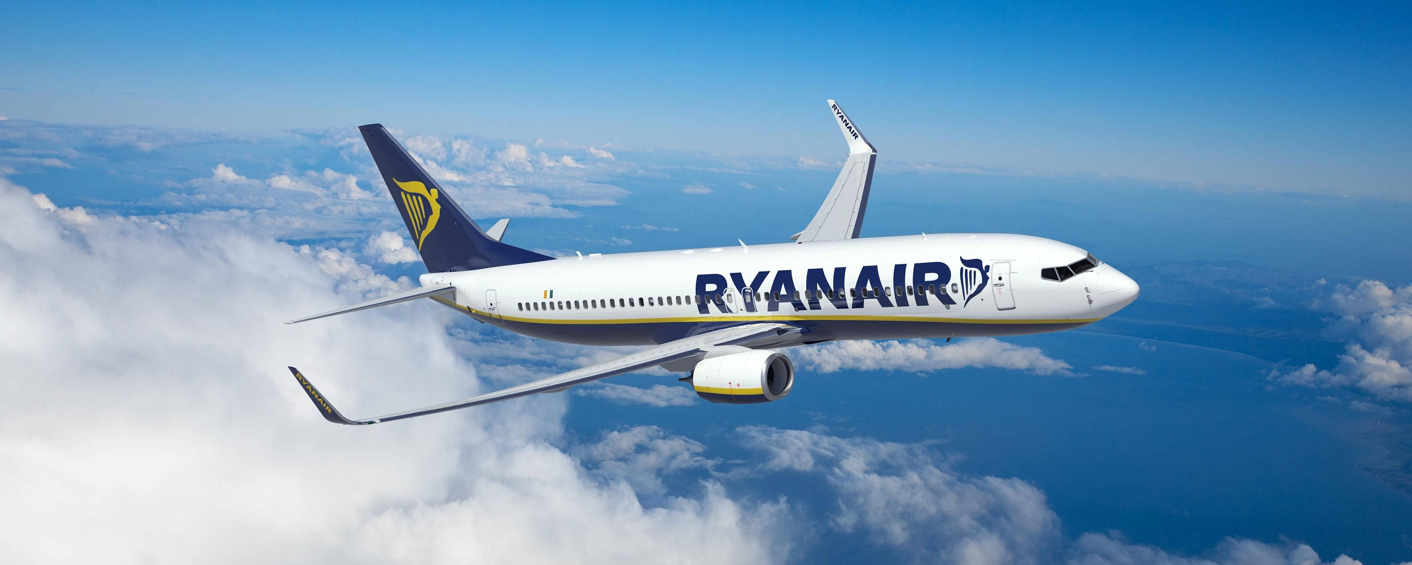 Самолет Ryanair в небе Обои