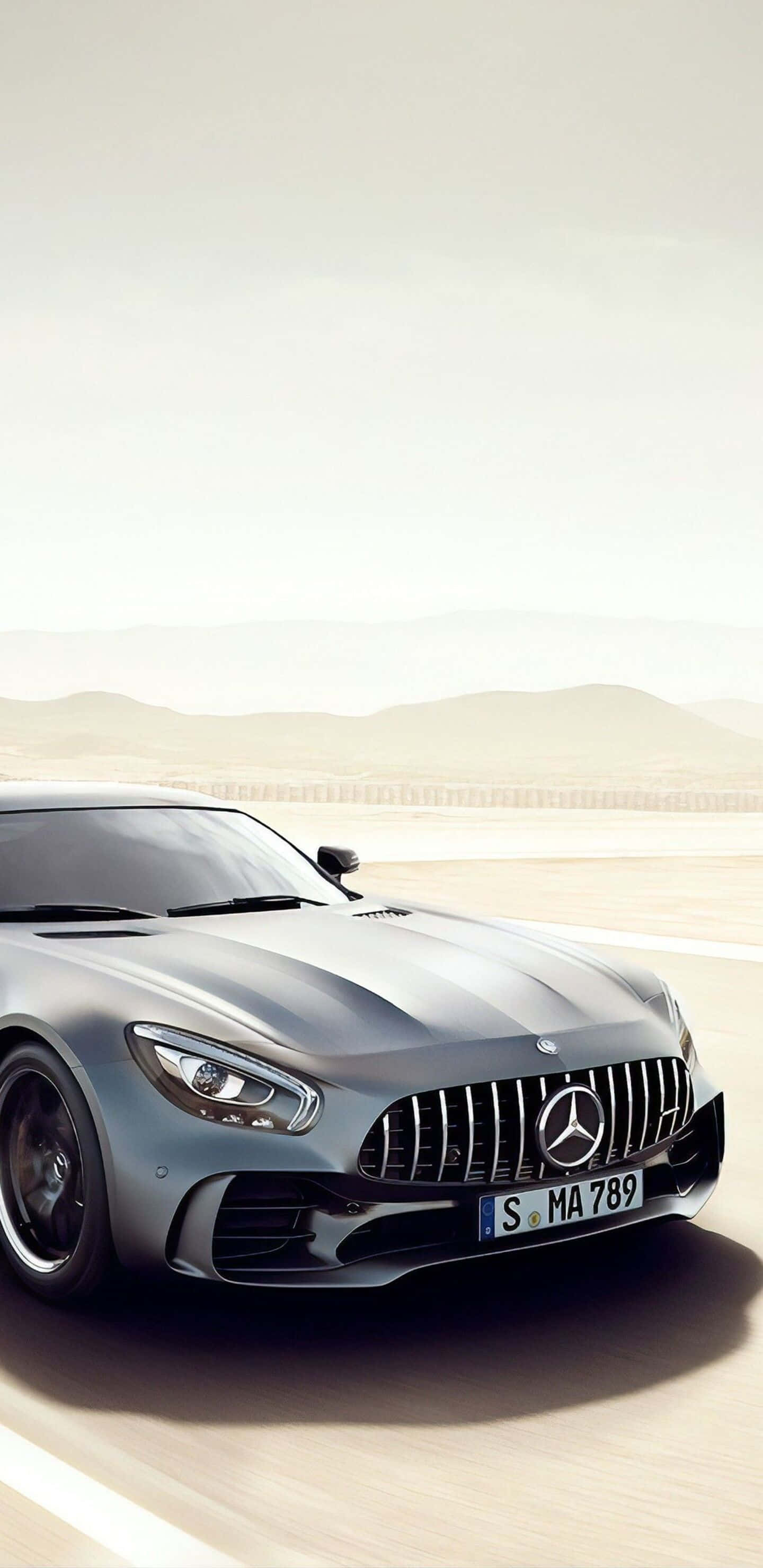 Серебристый Mercedes на пустынной дороге — фон для Pixel 3XL AMG GT-R Обои