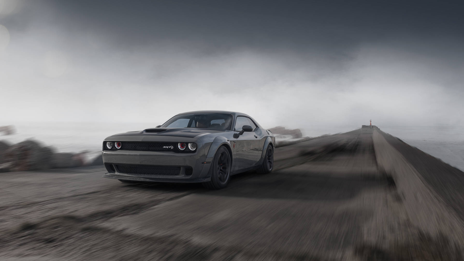 Серый Dodge Challenger Demon 4K на задымленной дороге