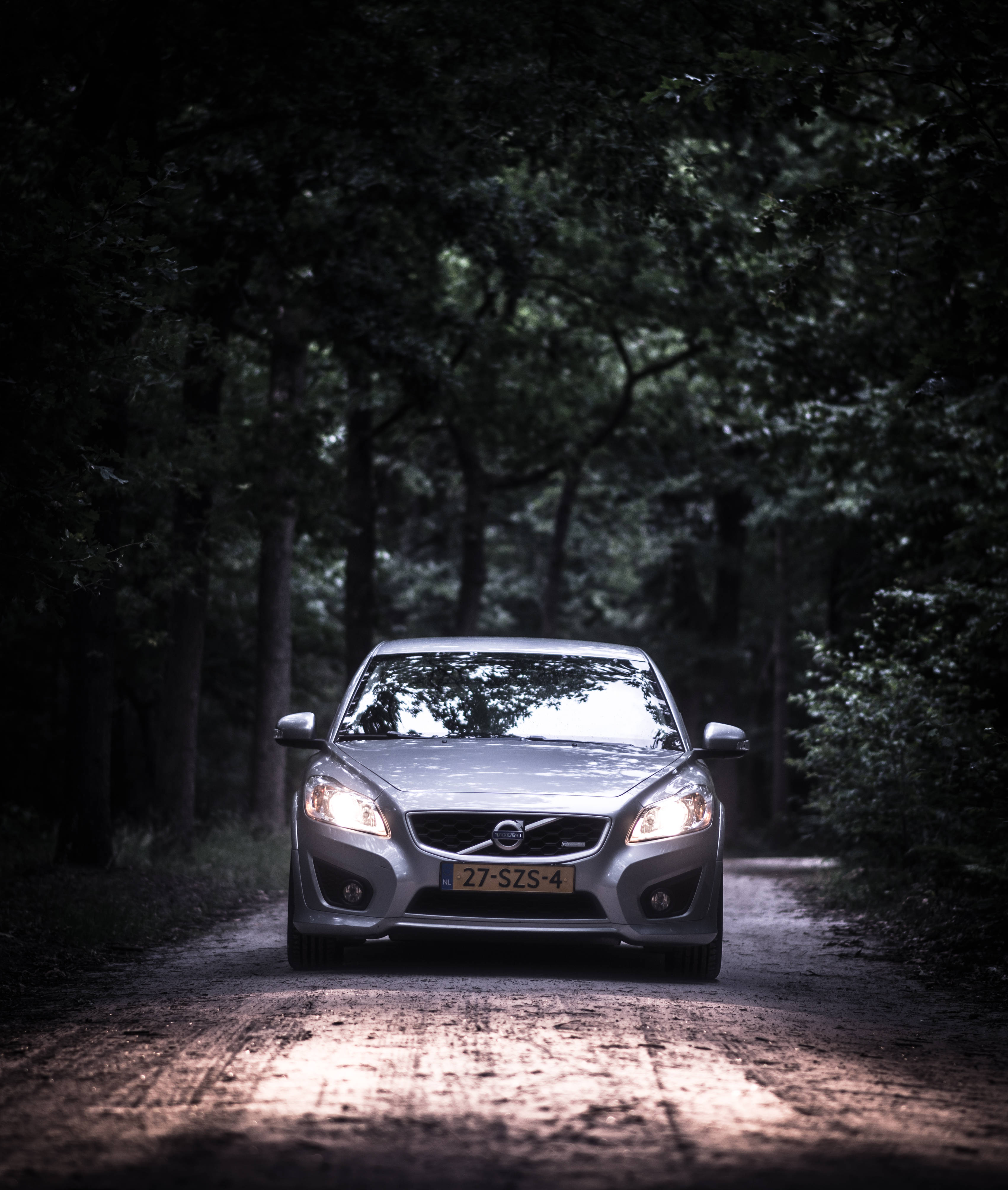 Серый Volvo Sedan за рулем Обои