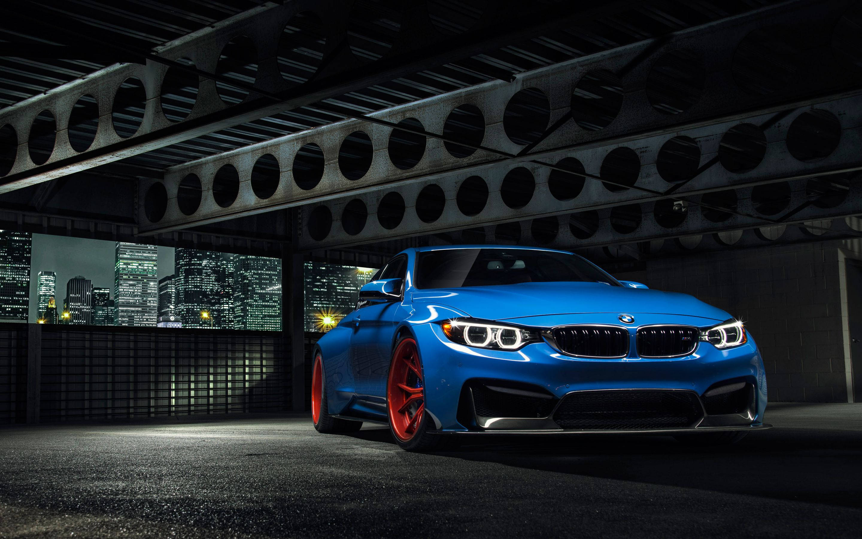 Синий BMW припаркован в помещении Обои