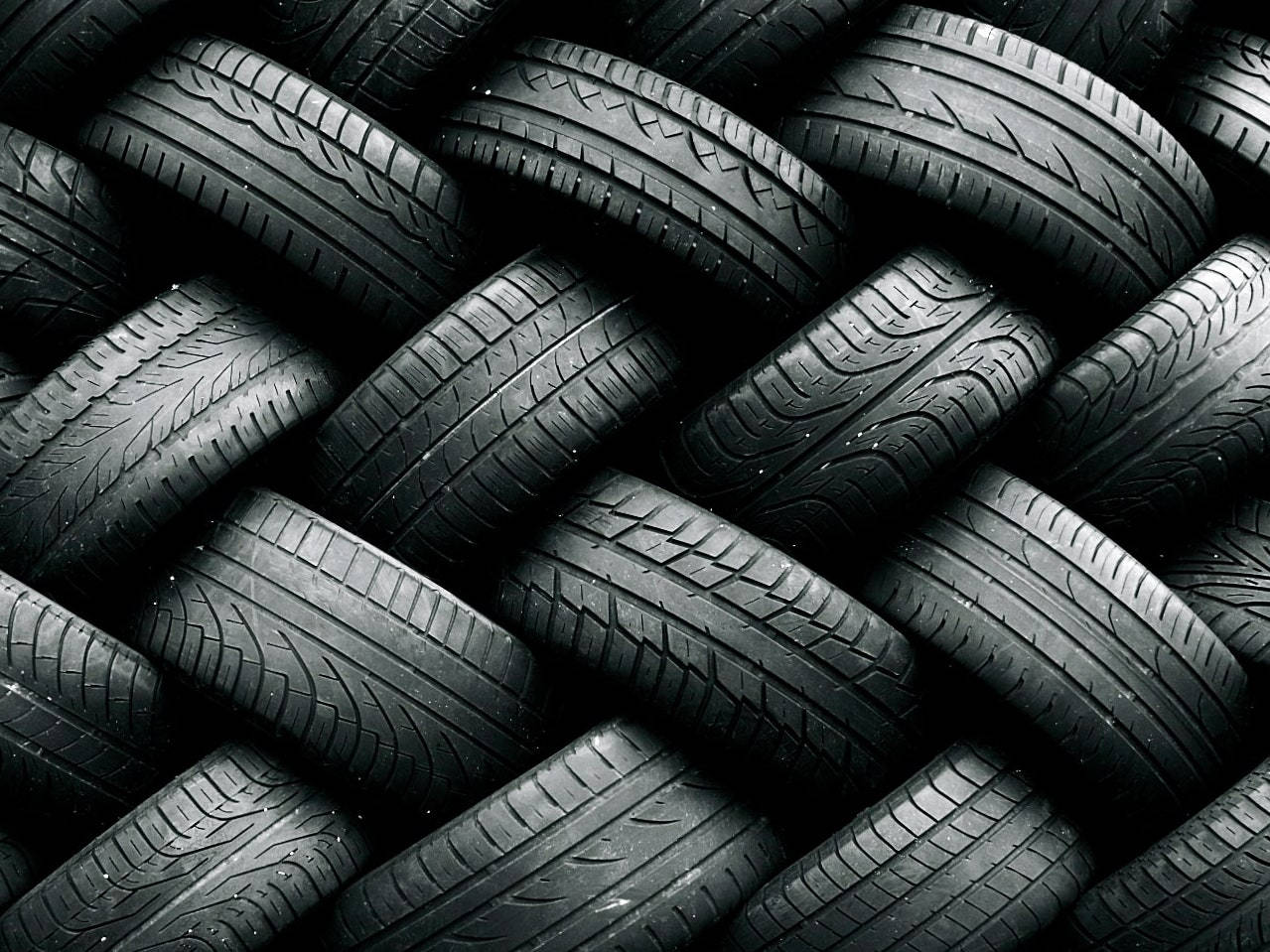 Сложенные друг на друга шины Goodyear