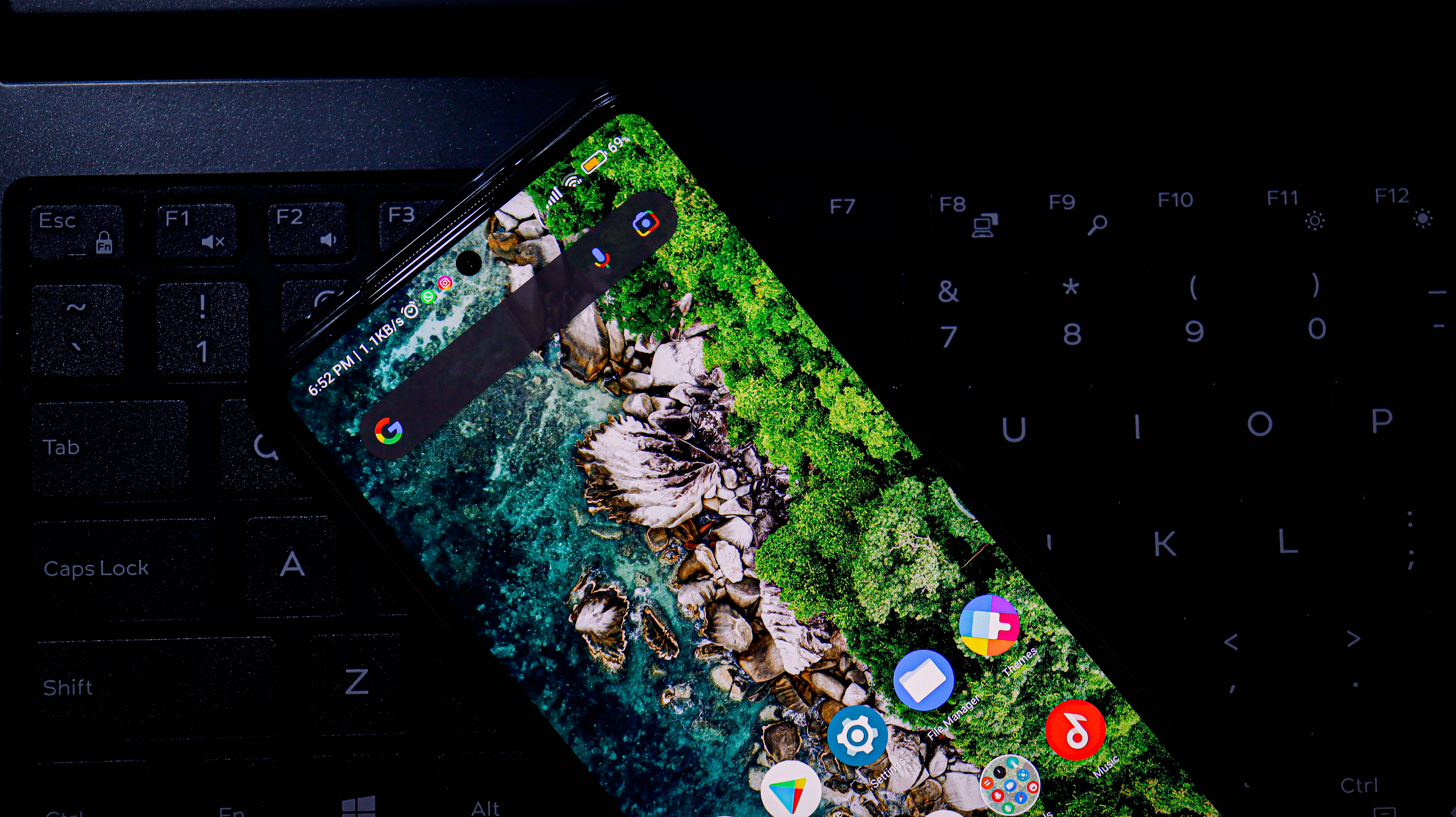 Смартфон Xiaomi на клавиатуре Обои