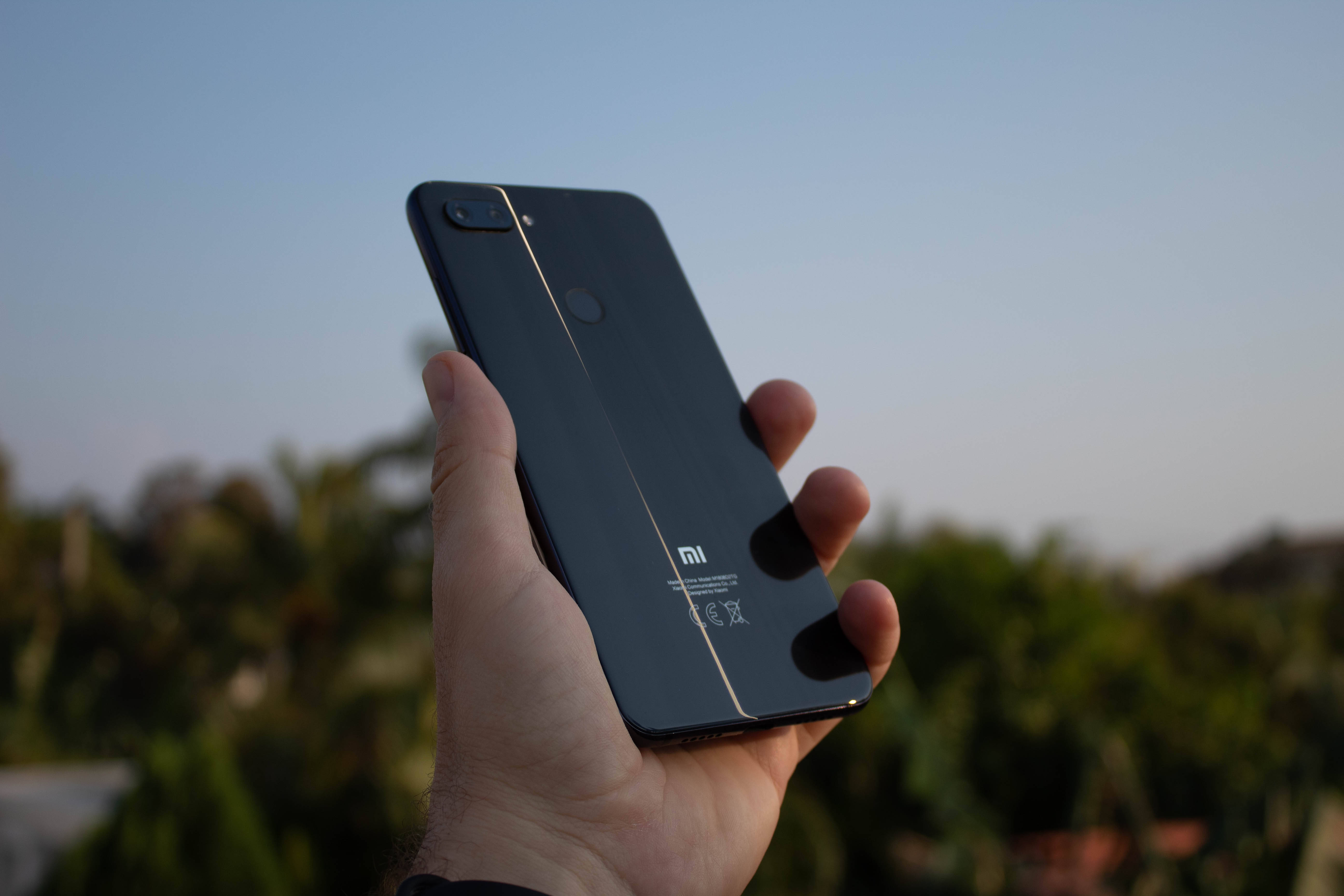 Смартфон Xiaomi в руке Обои