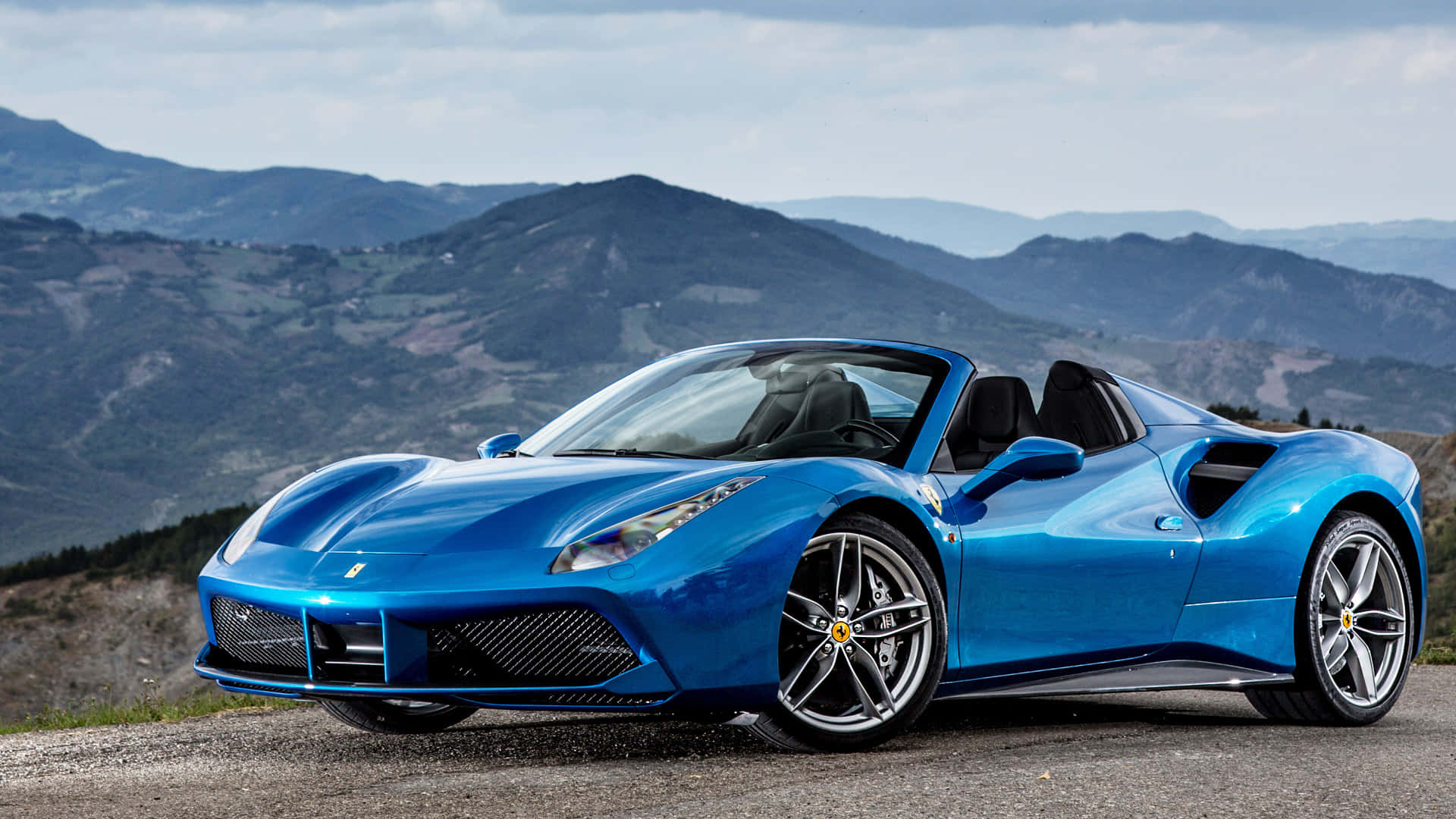 Стильная езда - Ferrari на открытой дороге Обои