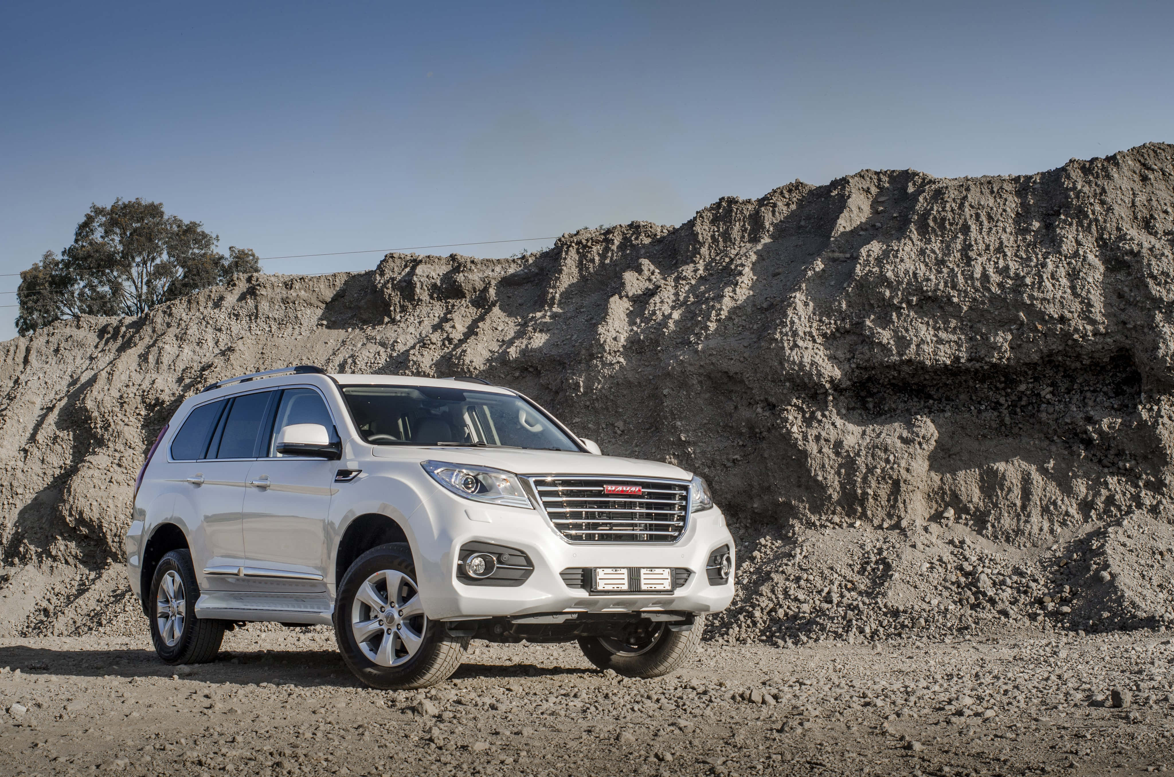 Стильный Haval SUV, припаркованный на открытом воздухе Обои