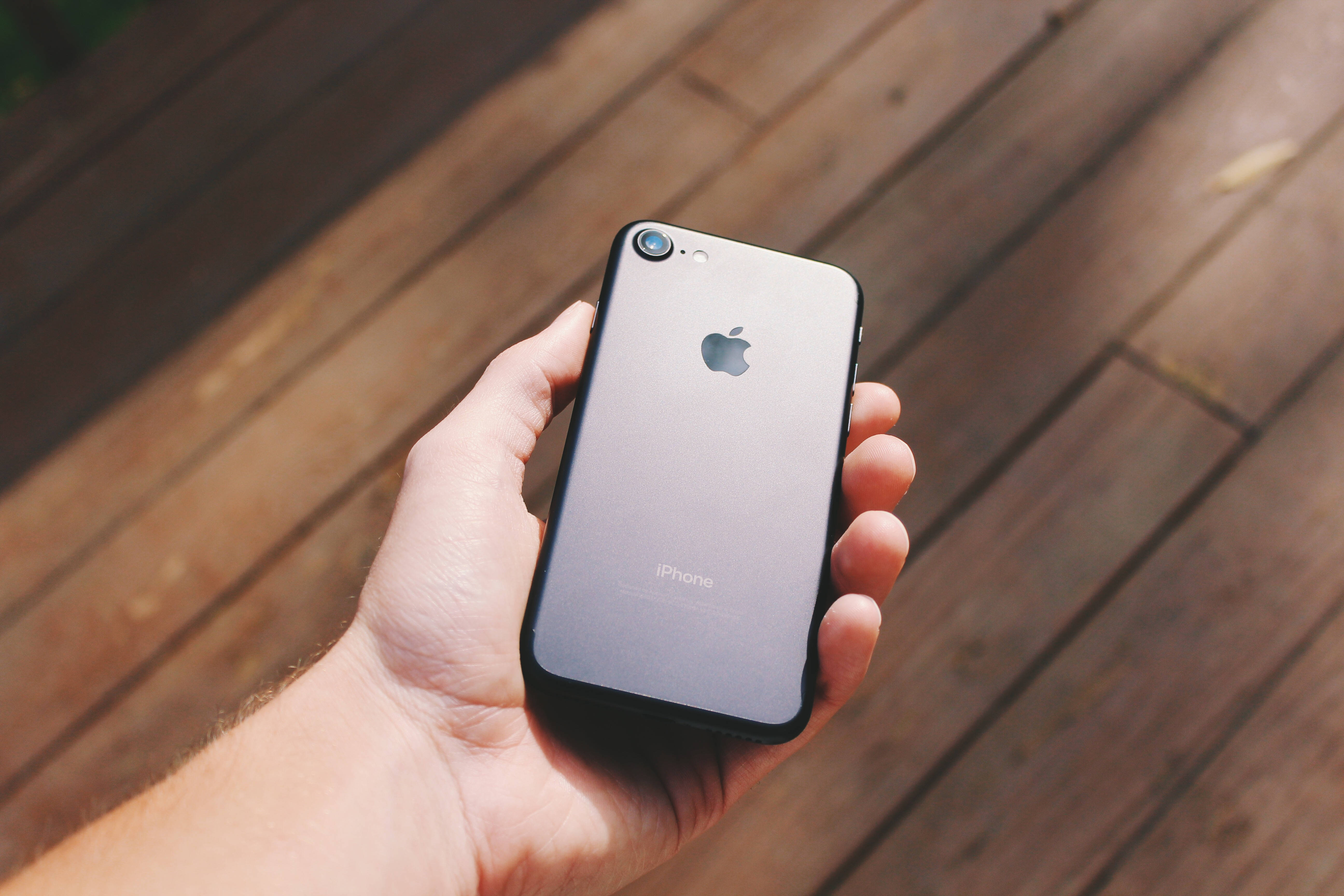 Стильный iPhone 8 с потрясающим фоном Обои