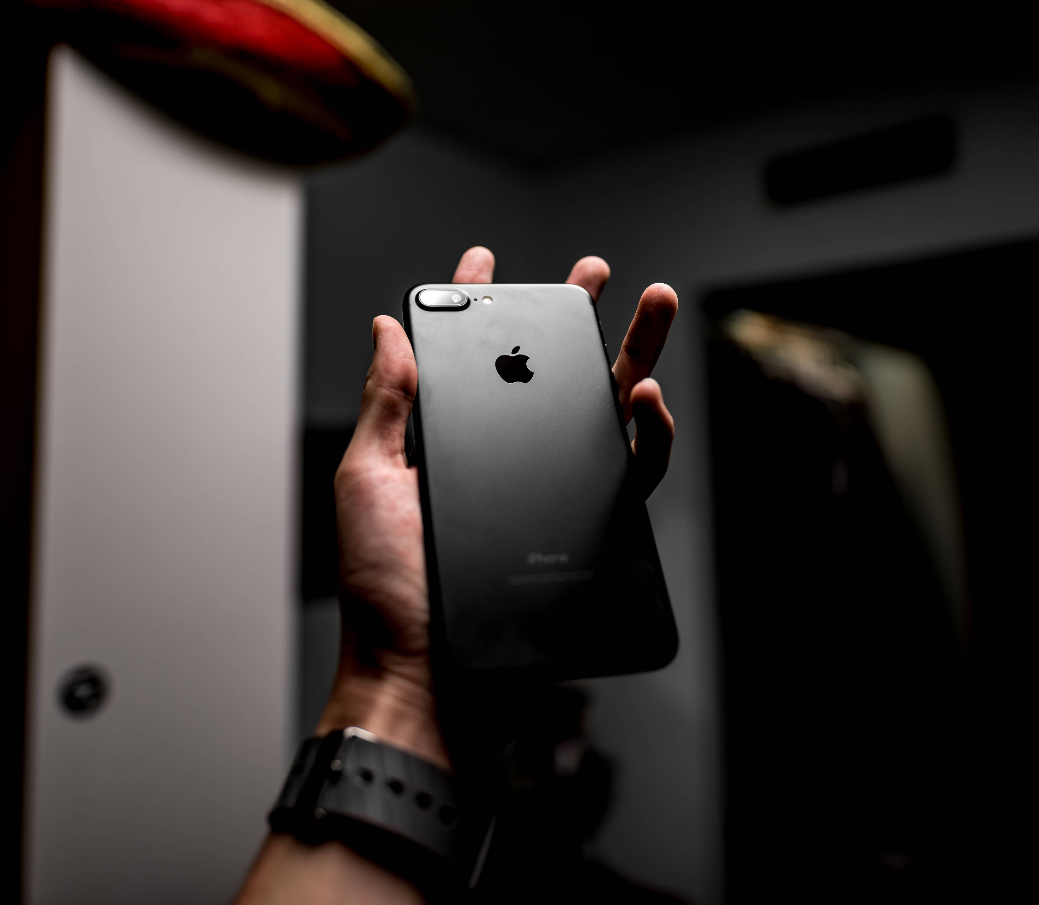 Стильный iPhone 8 с привлекательным фоном Обои
