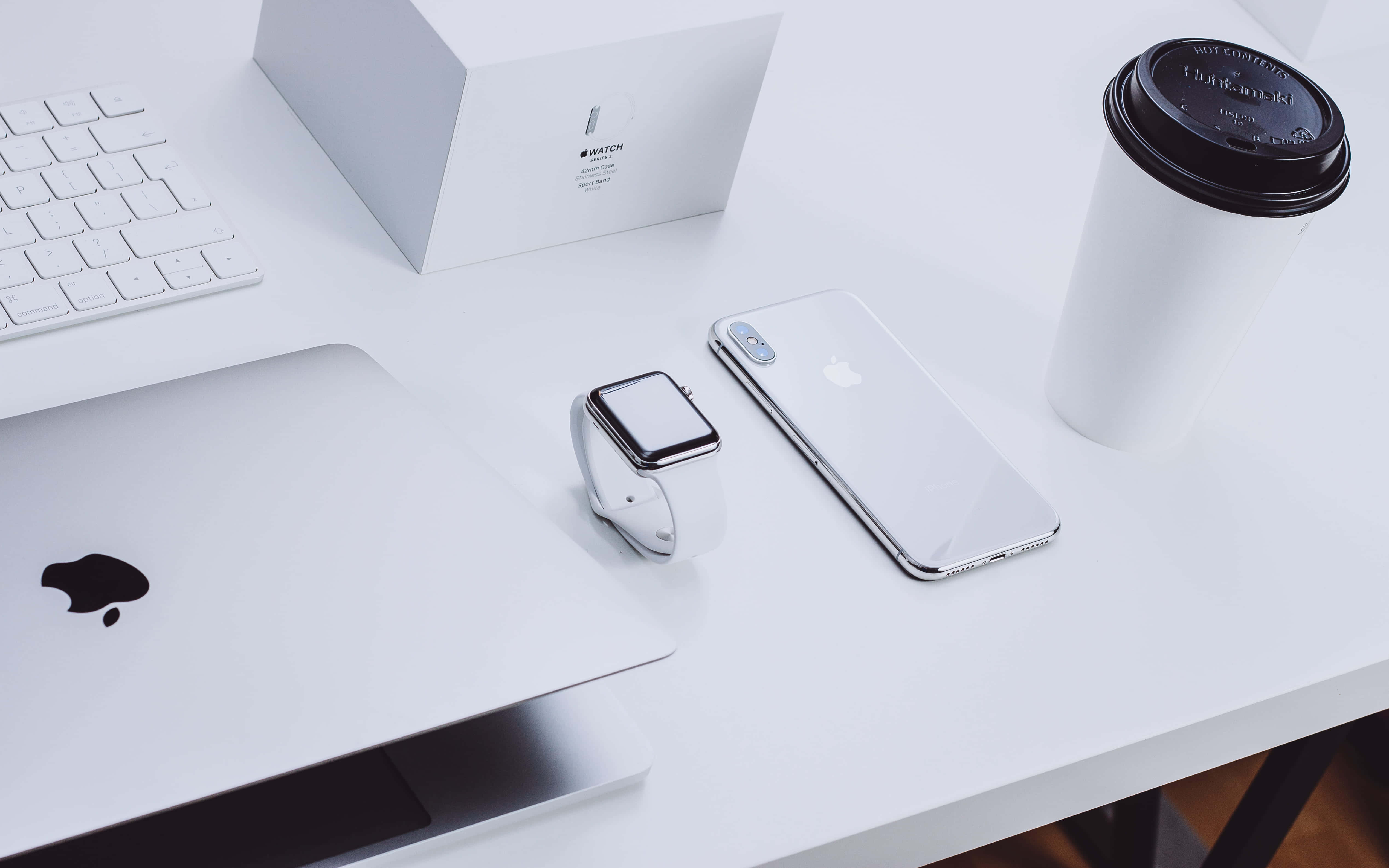 Стильный Macbook с красивой городской эстетикой Обои