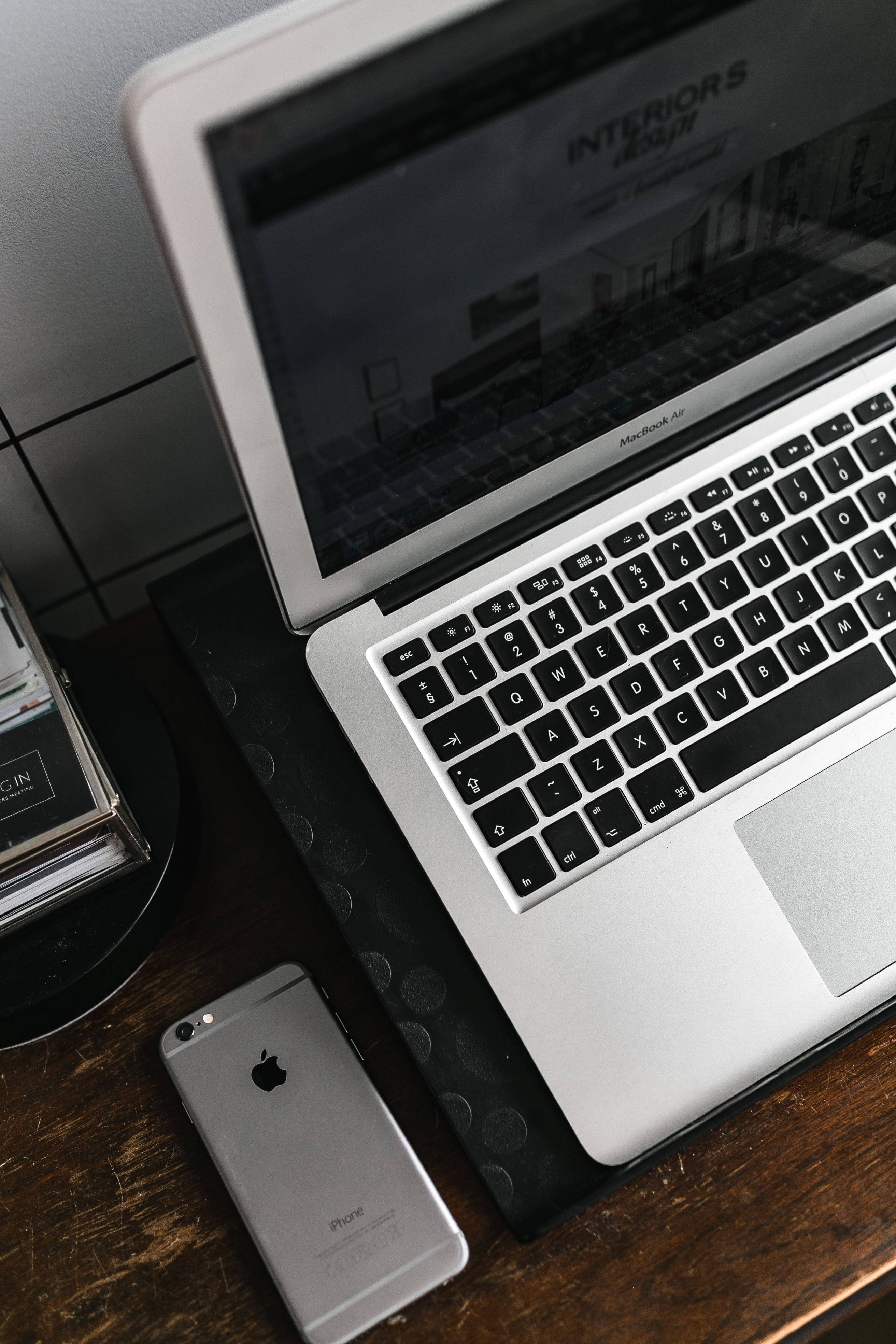 Стол с iPhone и серебристым MacBook Обои