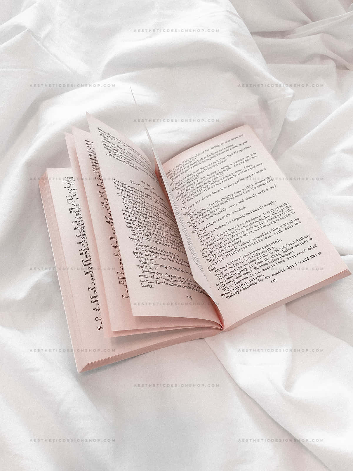 Стопка книг в окружении цветов и растений Обои