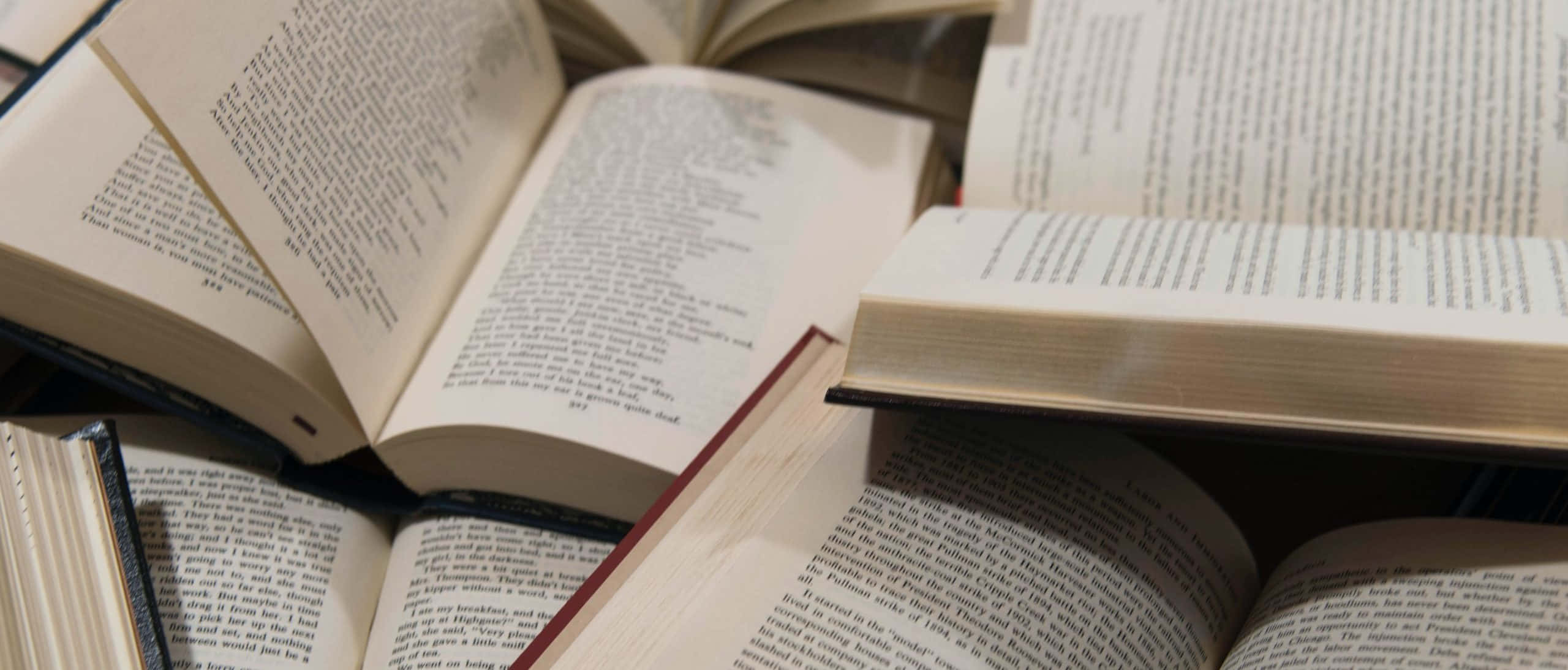 стопка книг на столе Обои