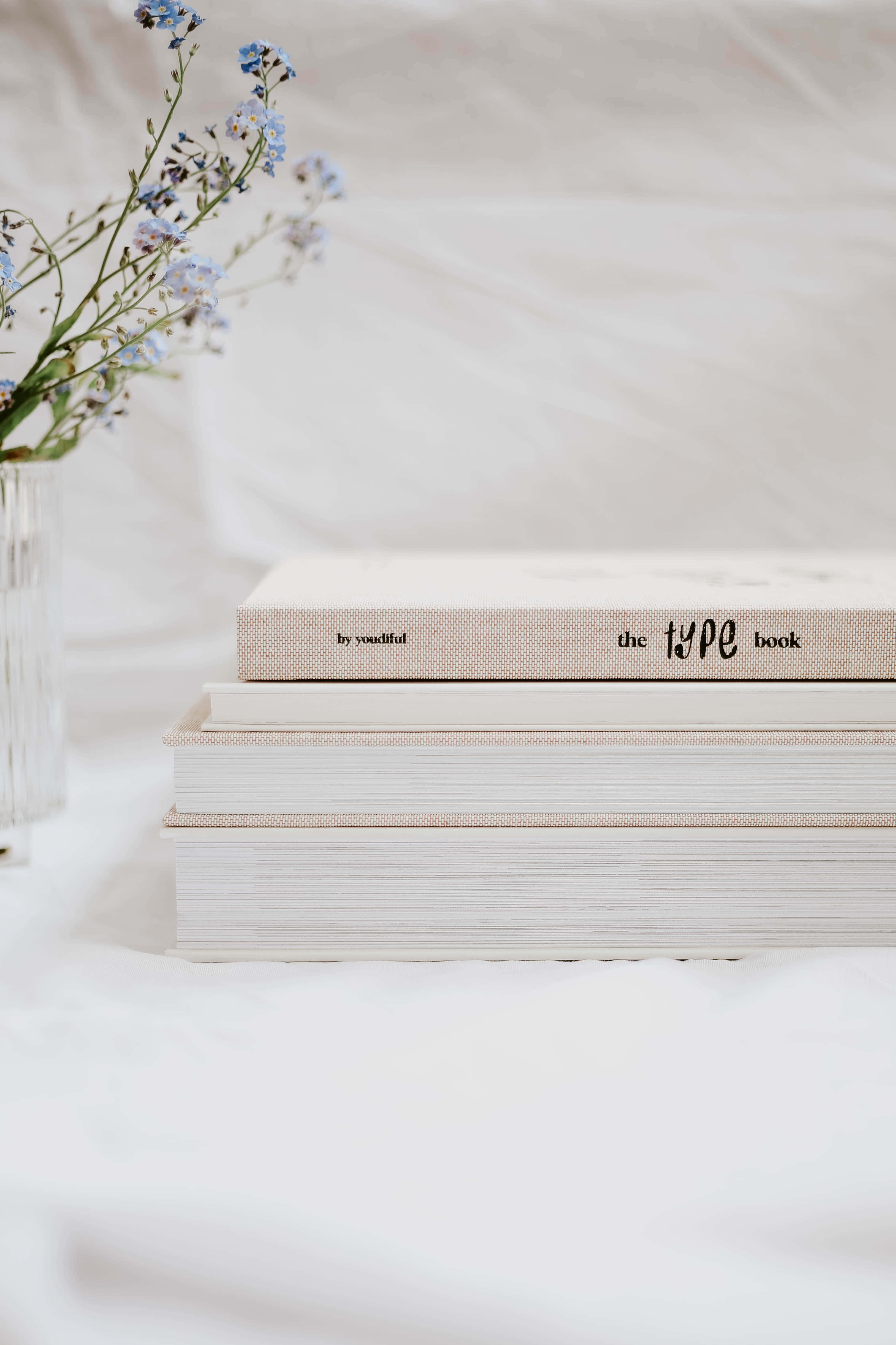 стопка книг с цветами сверху Обои