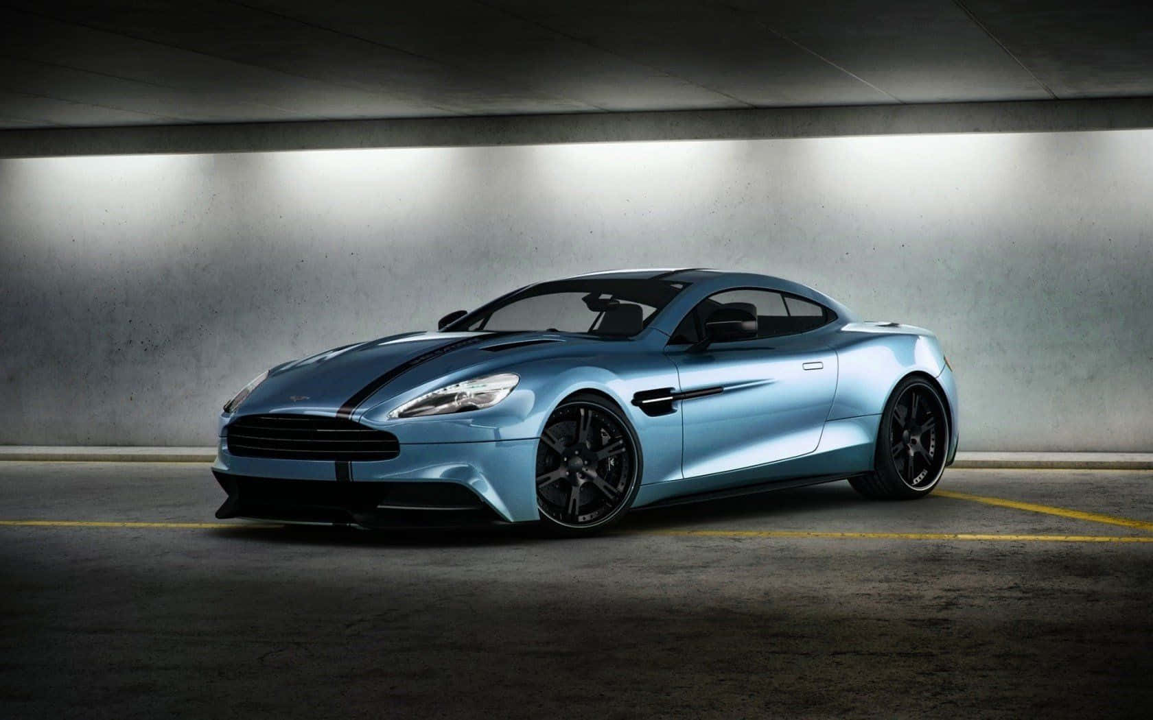 Стремительный Aston Martin Vanquish в движении Обои
