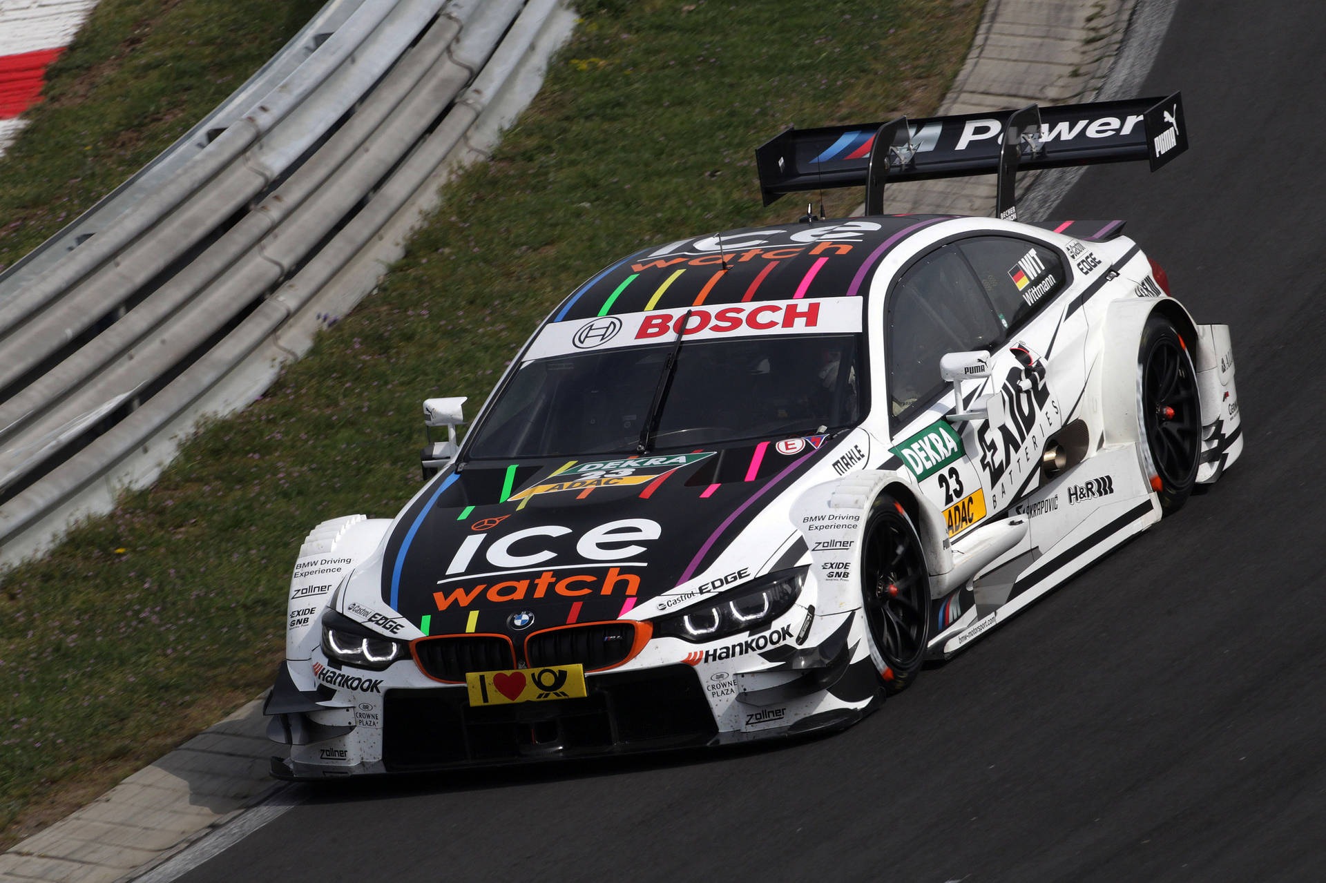 Обои с автомобилем BMW M4 DTM 2014 года на извилистой гоночной трассе
