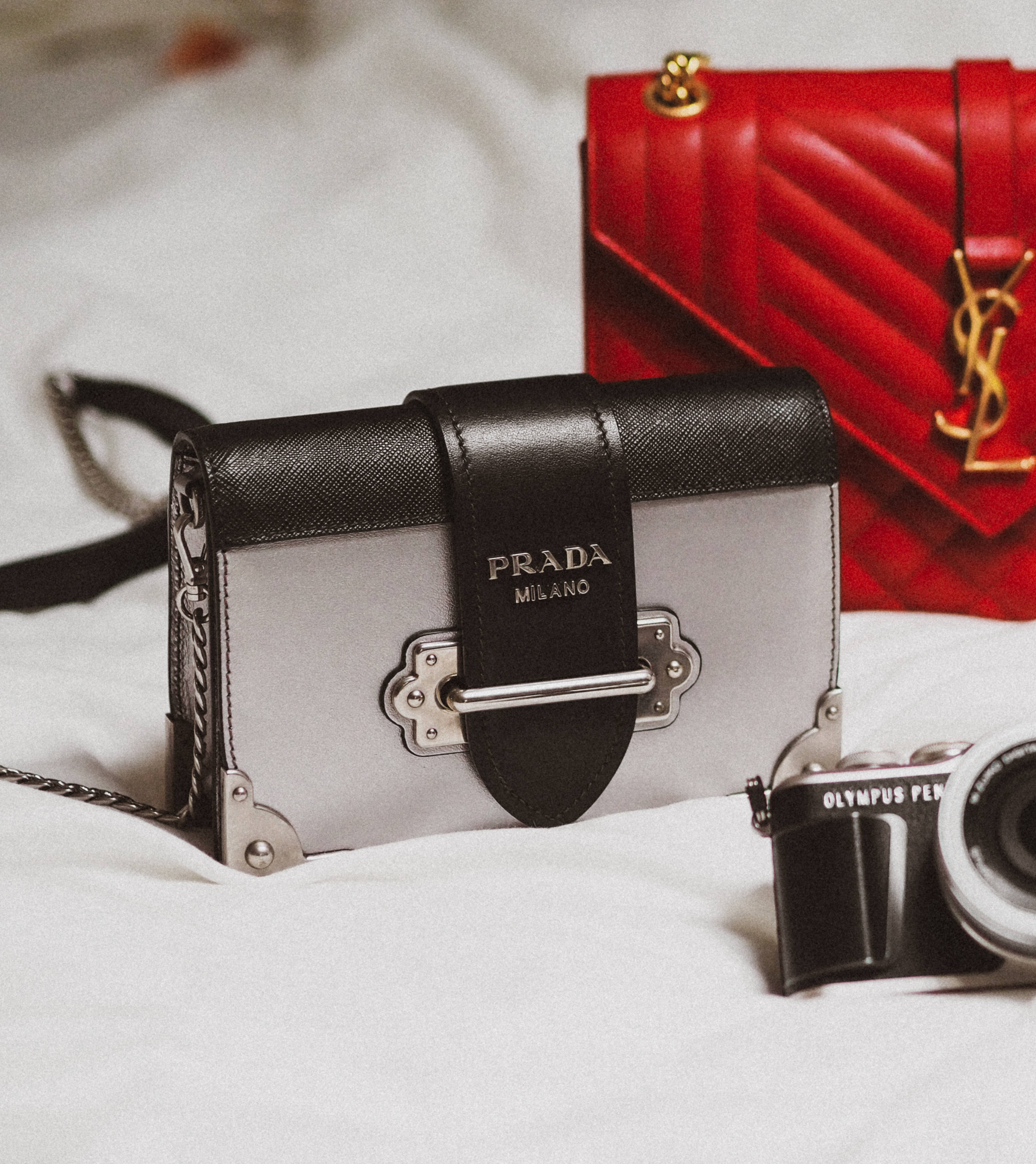 Сумки Prada и YSL Обои