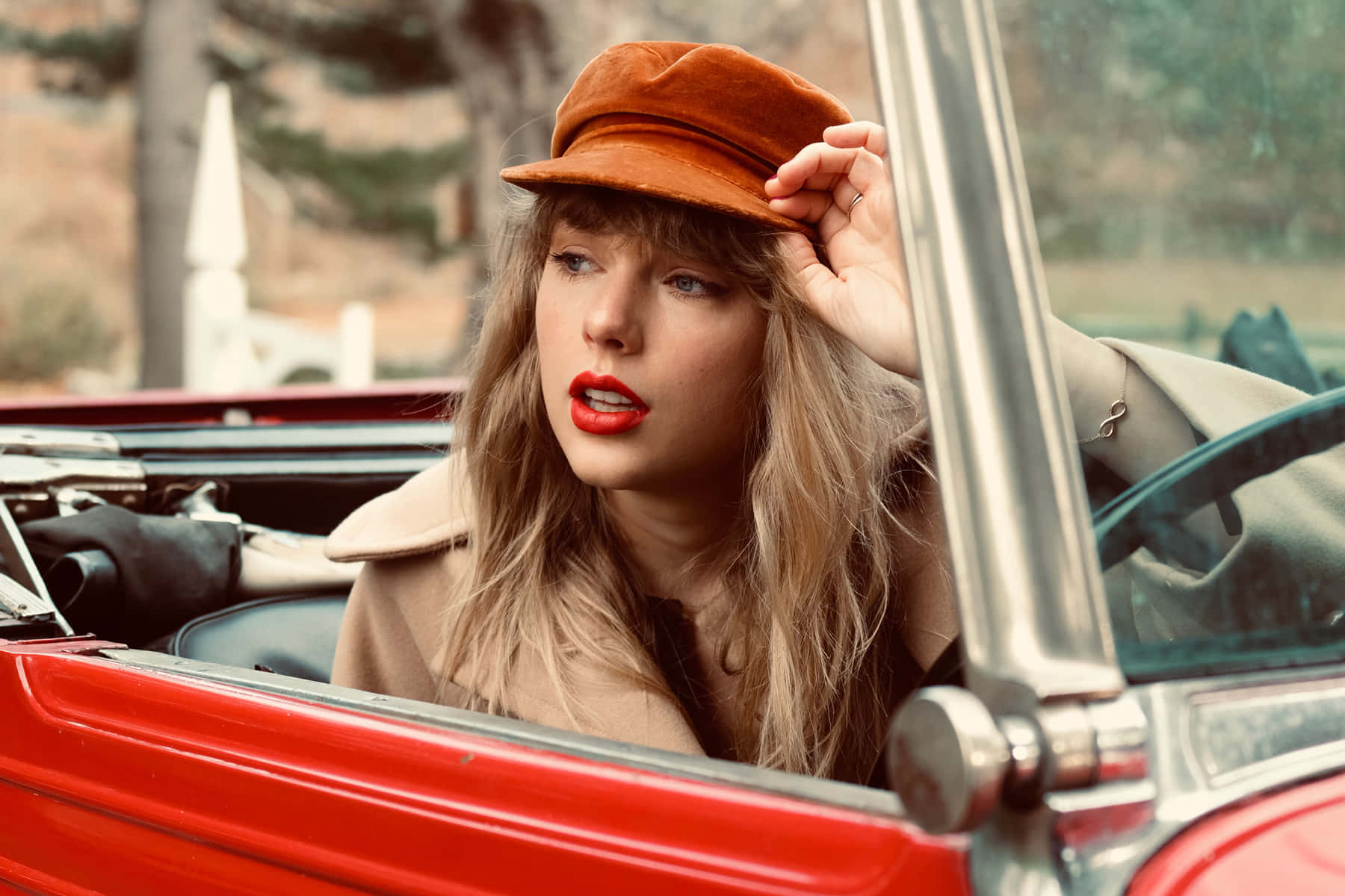 Тейлор в кабриолете из Red (Taylor's Version) Обои