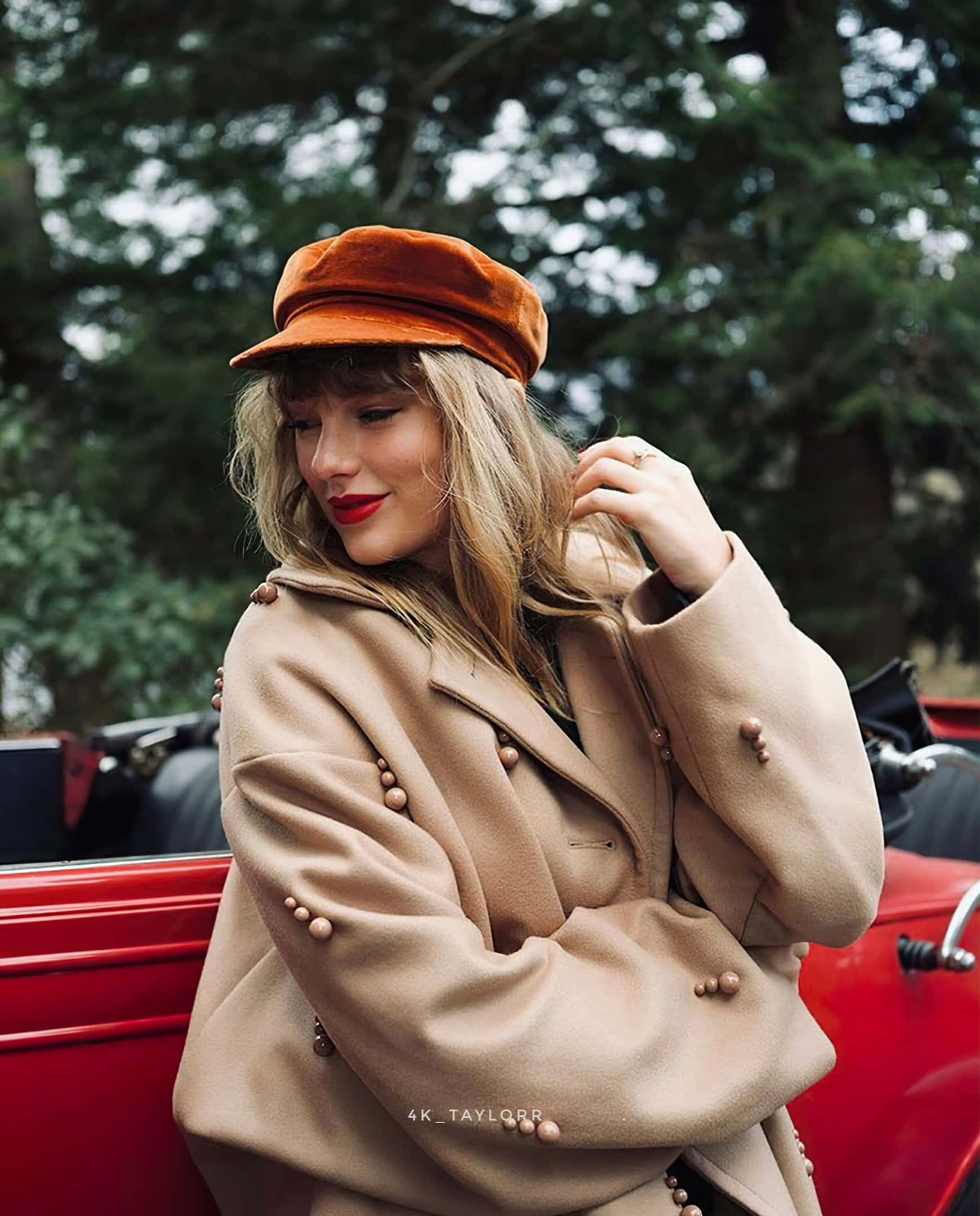 Тейлор возле красного кабриолета в Red (Taylor's Version) Обои