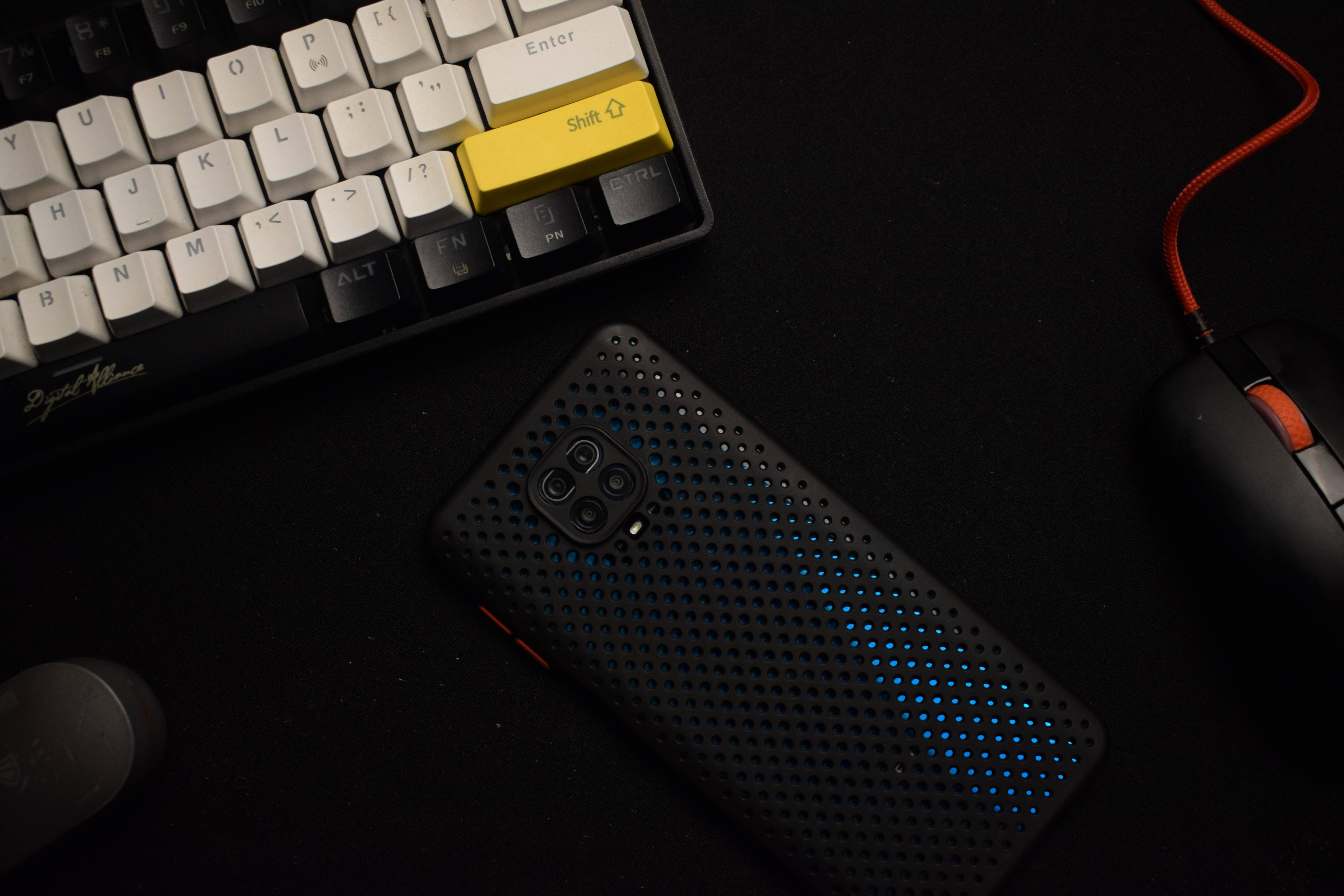 Телефон Xiaomi с клавиатурой Обои