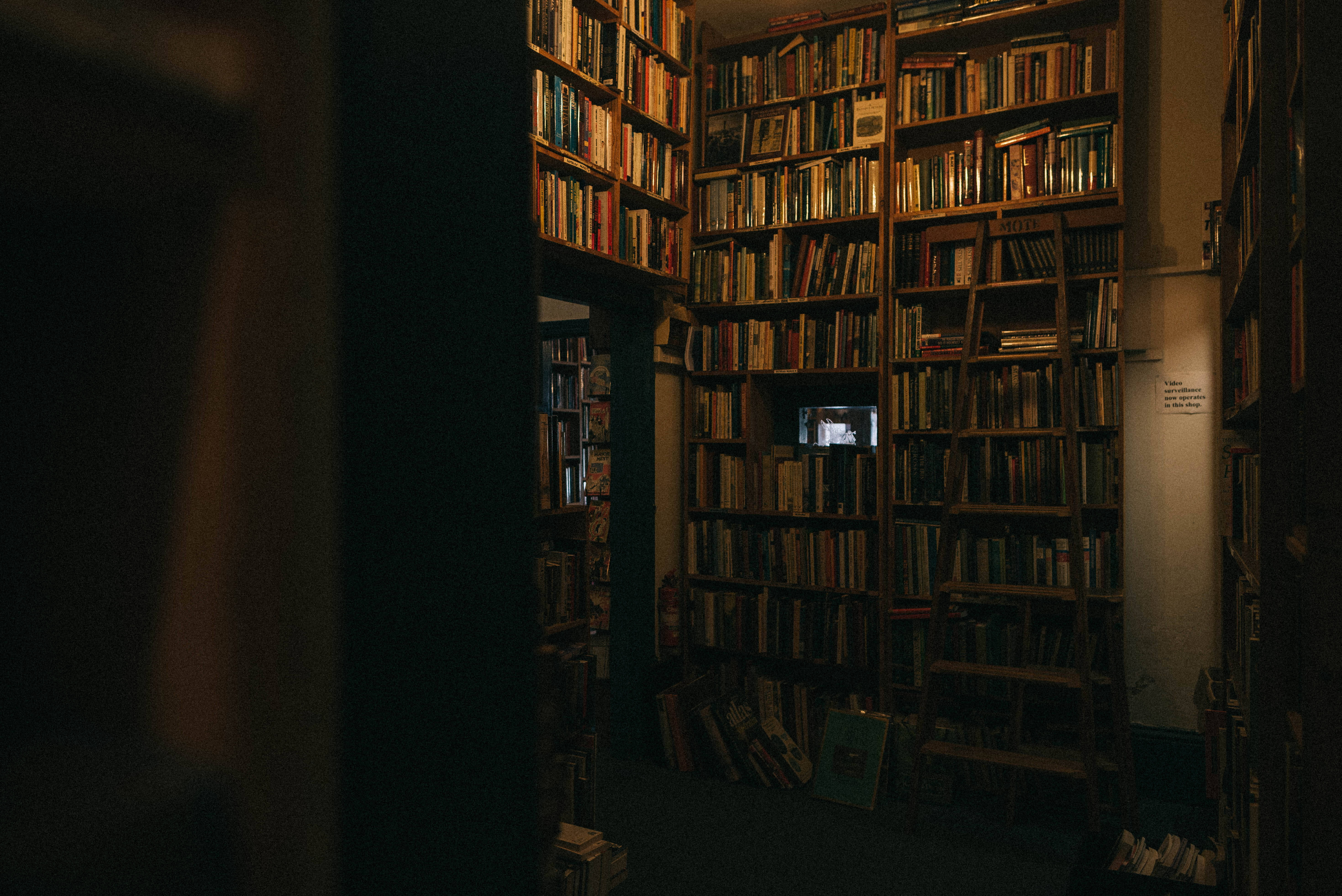 Темная библиотека эстетика книг на рабочий стол Обои
